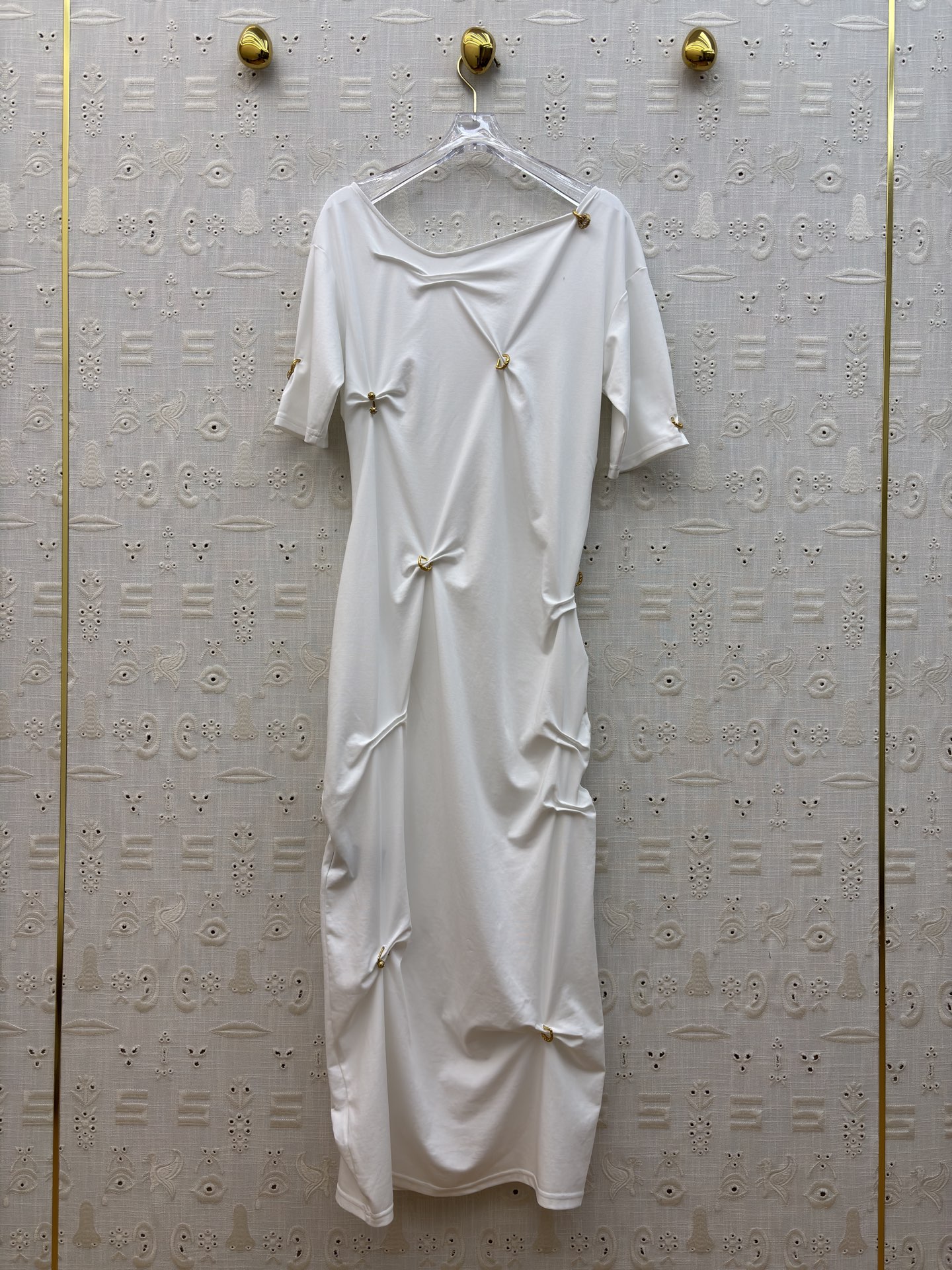 Sch圆领褶皱短袖连衣裙 不对称褶皱与金属扣点缀 瞬间打破基础款的单调感 白的干净、黑的利落 日常通勤或