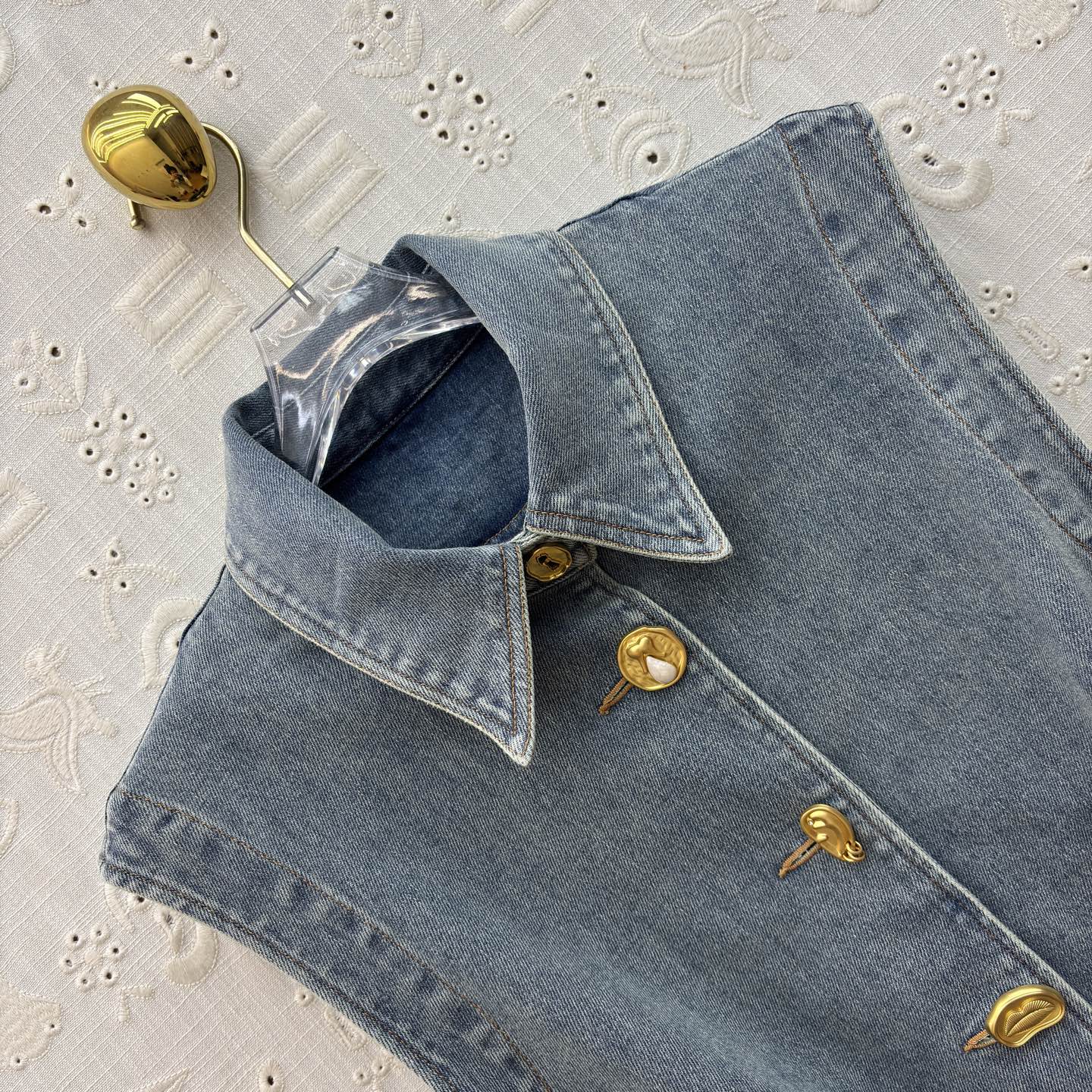 Sch翻领牛仔马甲 衣橱里的万能百搭款✨ 经典水洗蓝自带复古滤镜 金属纽扣点缀细节 瞬间提升精致度 收腰