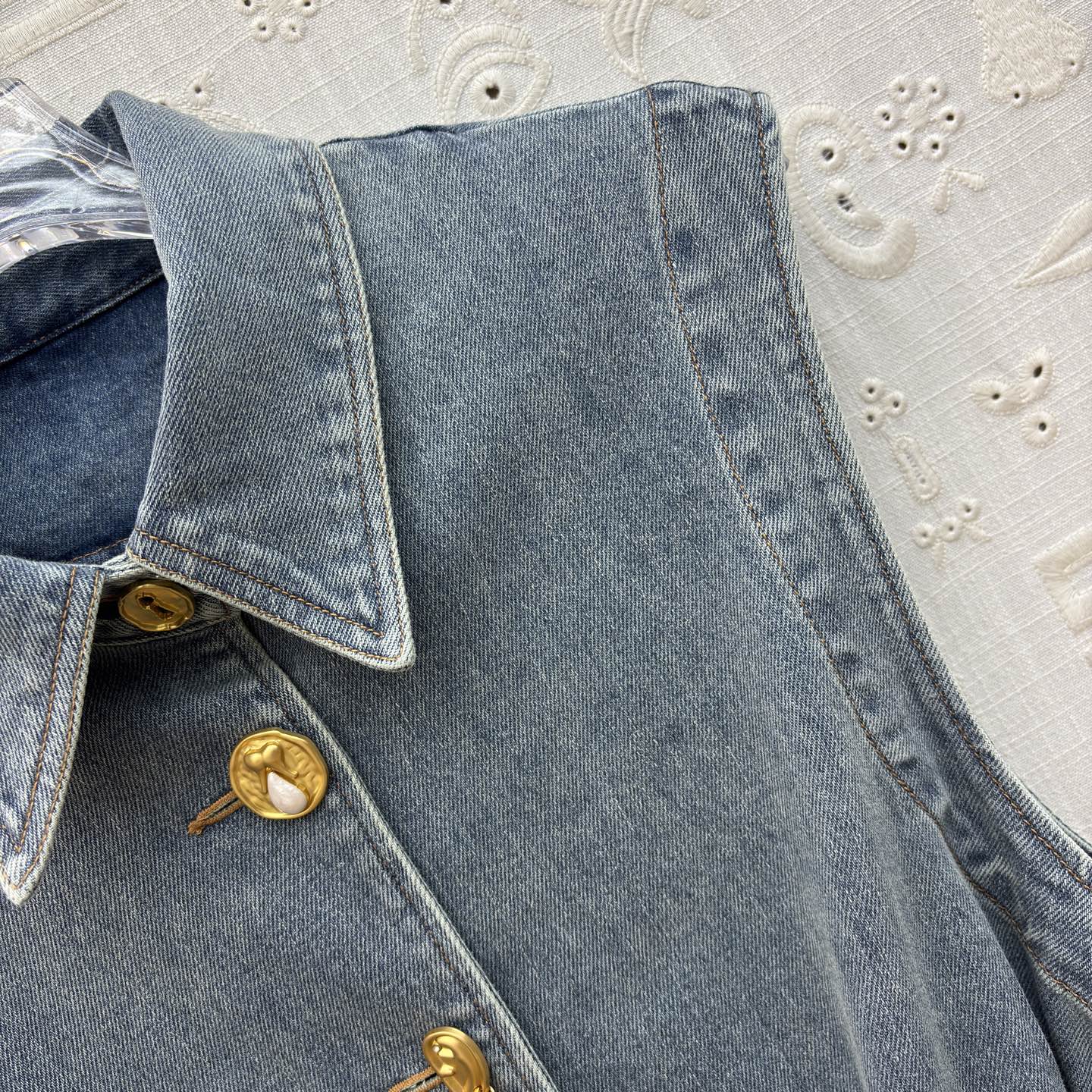 Sch翻领牛仔马甲 衣橱里的万能百搭款✨ 经典水洗蓝自带复古滤镜 金属纽扣点缀细节 瞬间提升精致度 收腰