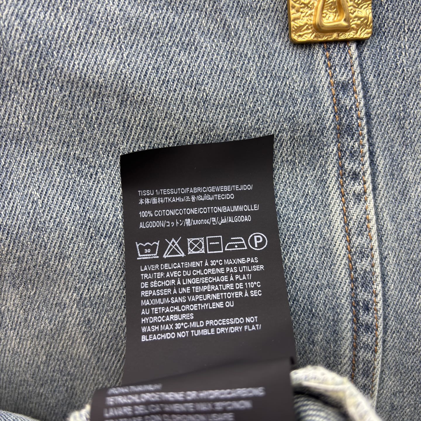 Sch翻领牛仔马甲 衣橱里的万能百搭款✨ 经典水洗蓝自带复古滤镜 金属纽扣点缀细节 瞬间提升精致度 收腰