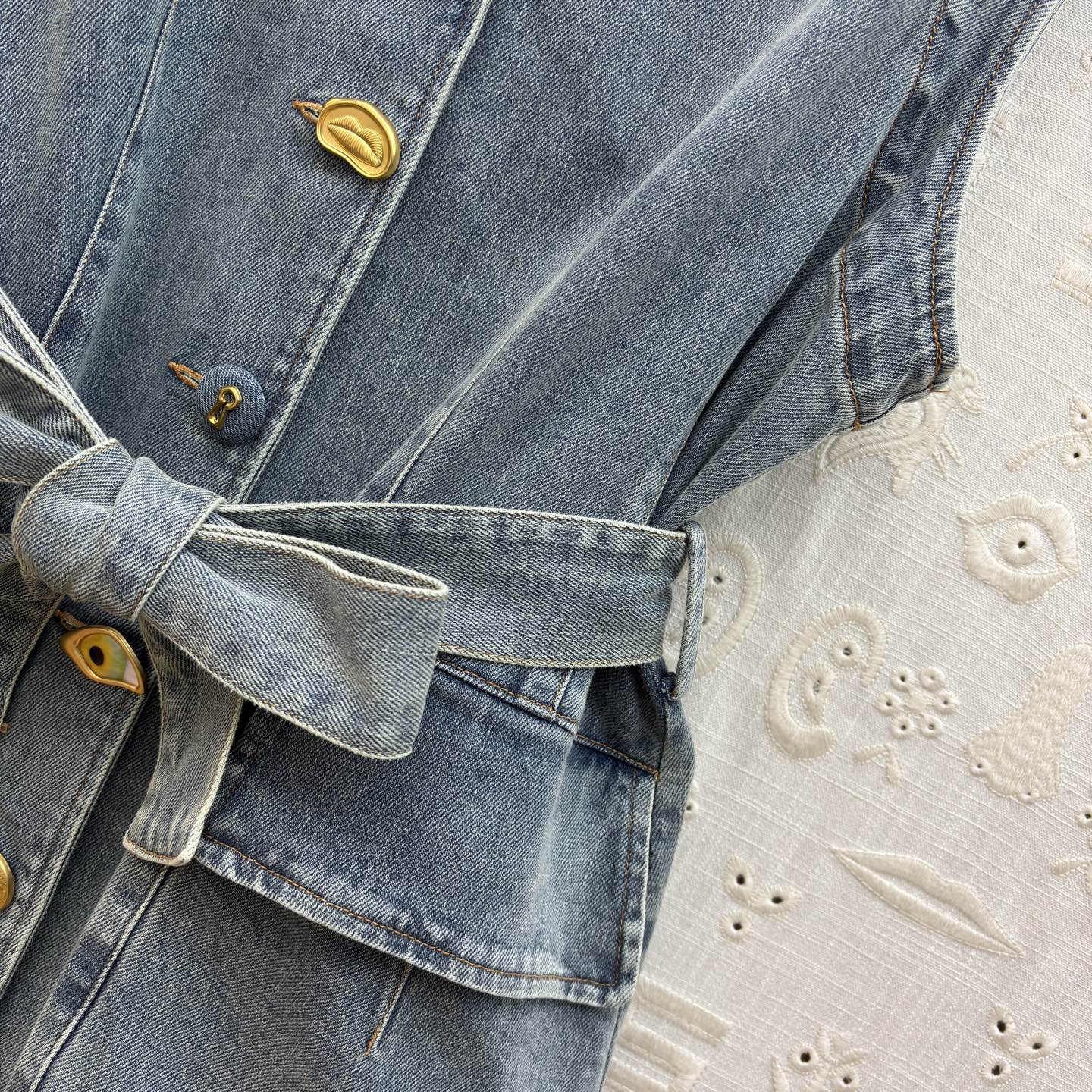 Sch翻领牛仔马甲 衣橱里的万能百搭款✨ 经典水洗蓝自带复古滤镜 金属纽扣点缀细节 瞬间提升精致度 收腰