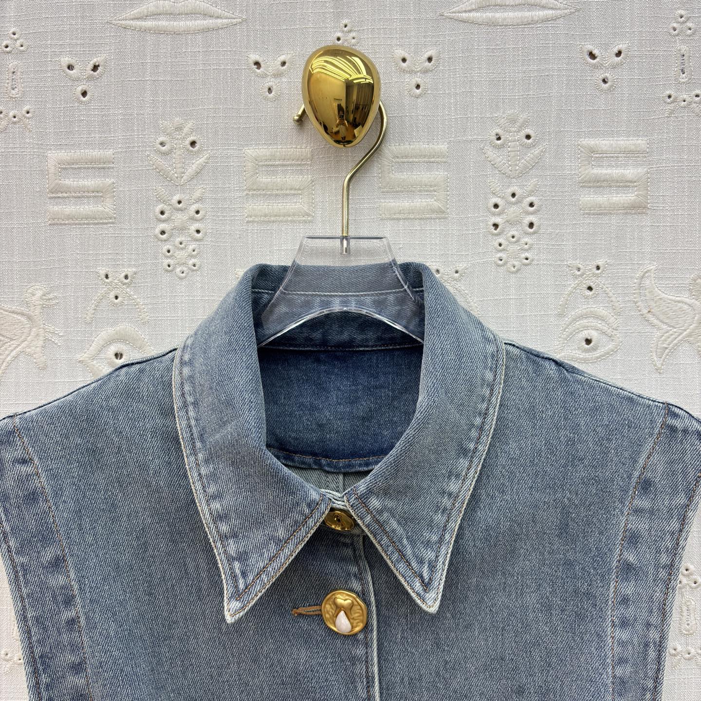 Sch翻领牛仔马甲 衣橱里的万能百搭款✨ 经典水洗蓝自带复古滤镜 金属纽扣点缀细节 瞬间提升精致度 收腰