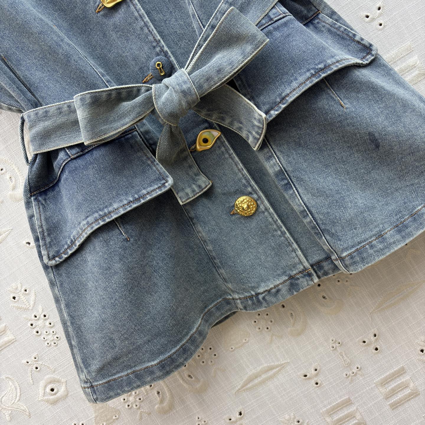 Sch翻领牛仔马甲 衣橱里的万能百搭款✨ 经典水洗蓝自带复古滤镜 金属纽扣点缀细节 瞬间提升精致度 收腰