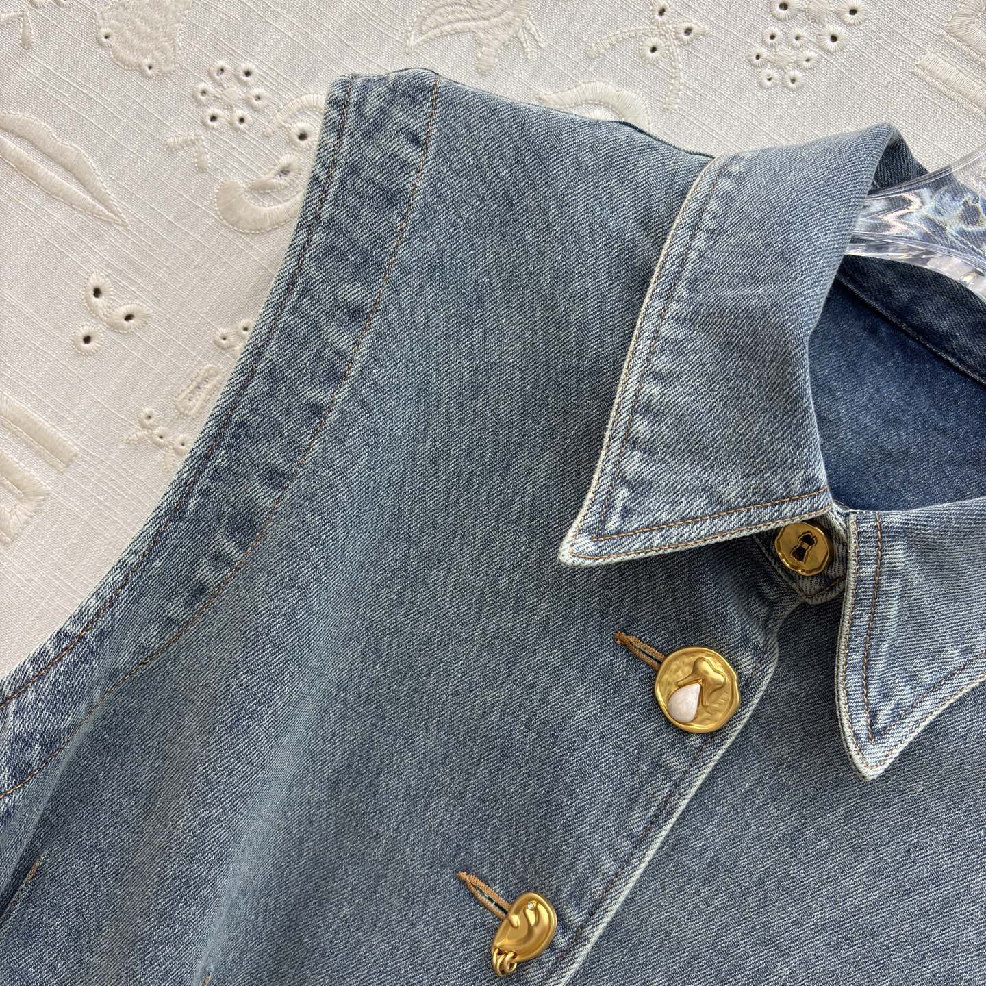 Sch翻领牛仔马甲 衣橱里的万能百搭款✨ 经典水洗蓝自带复古滤镜 金属纽扣点缀细节 瞬间提升精致度 收腰