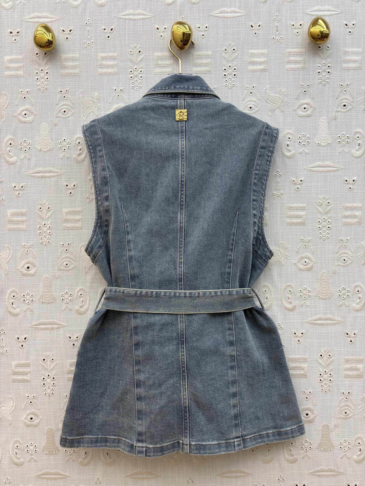 Sch翻领牛仔马甲 衣橱里的万能百搭款✨ 经典水洗蓝自带复古滤镜 金属纽扣点缀细节 瞬间提升精致度 收腰