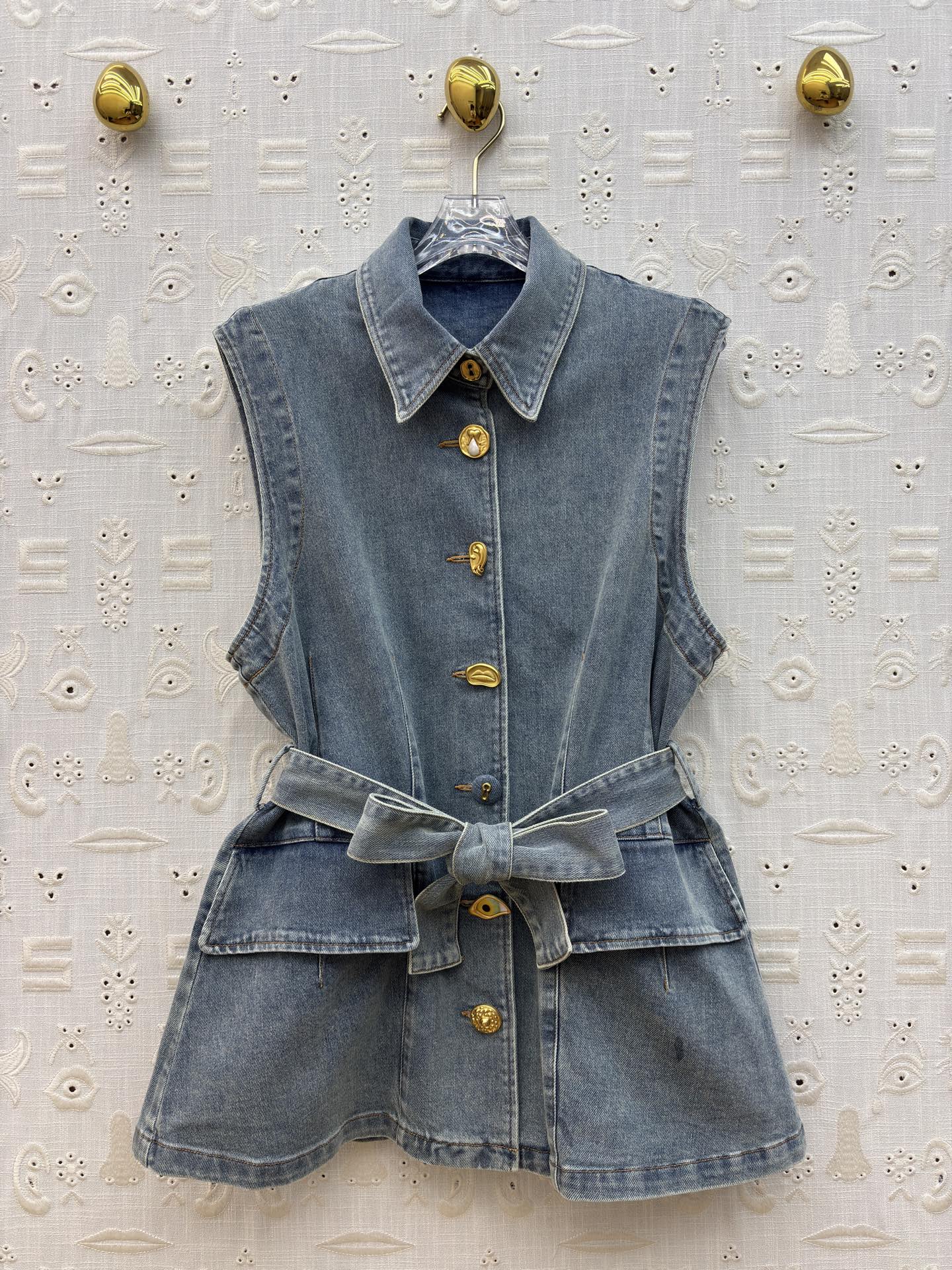 Sch翻领牛仔马甲 衣橱里的万能百搭款✨ 经典水洗蓝自带复古滤镜 金属纽扣点缀细节 瞬间提升精致度 收腰