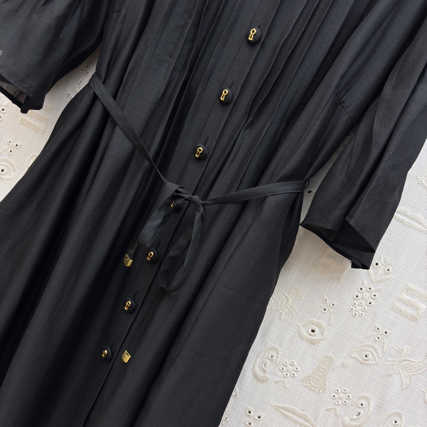 Sch两件式衬衫裙 承包整个夏天的松弛感 两色都是不费力的高级 风琴褶设计搭配同色系腰带 藏肉又显比例 