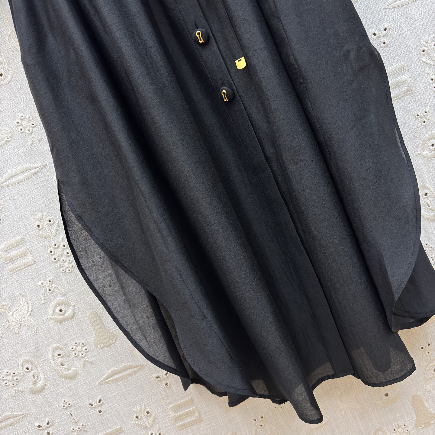 Sch两件式衬衫裙 承包整个夏天的松弛感 两色都是不费力的高级 风琴褶设计搭配同色系腰带 藏肉又显比例 