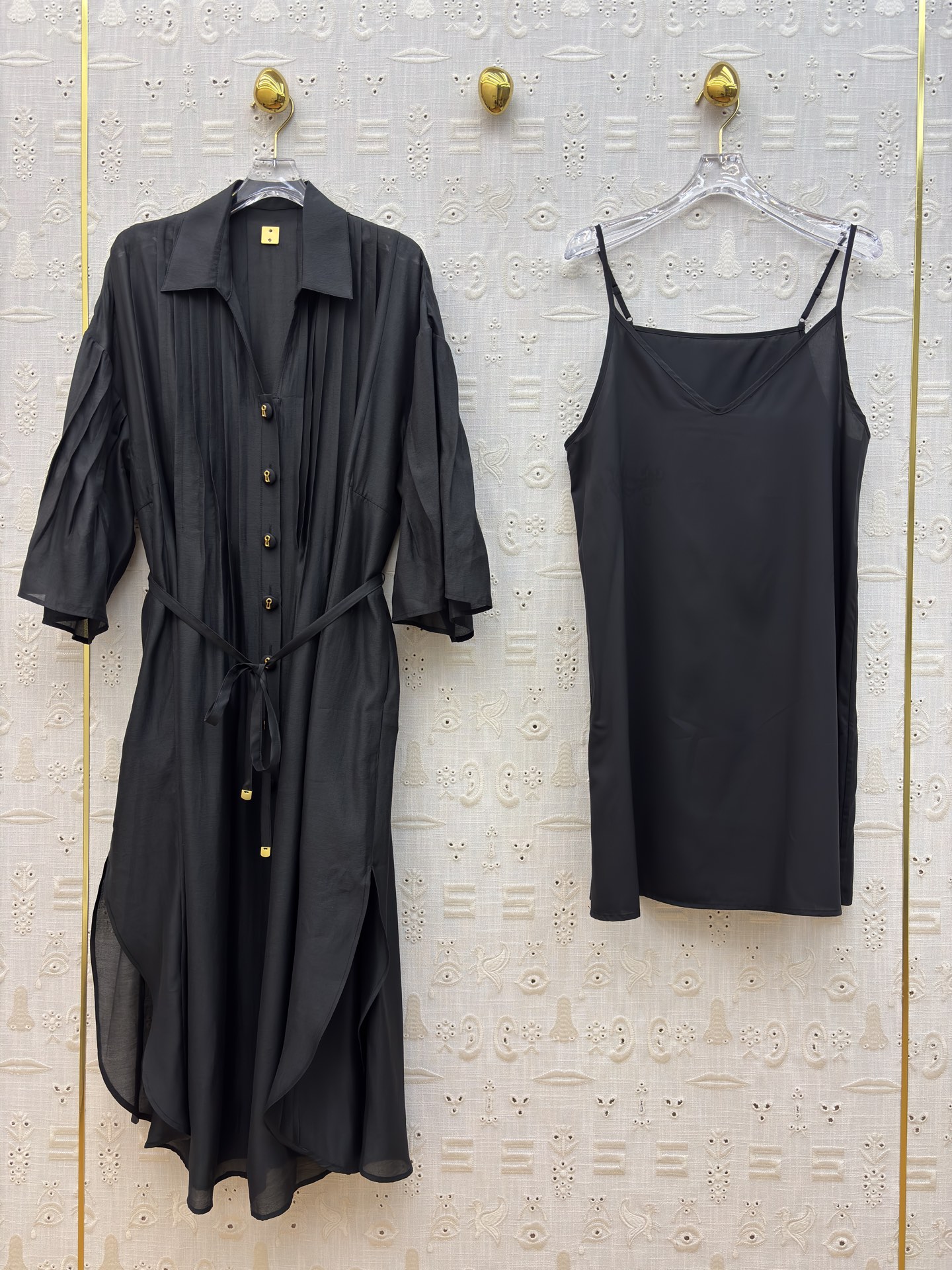 Sch两件式衬衫裙 承包整个夏天的松弛感 两色都是不费力的高级 风琴褶设计搭配同色系腰带 藏肉又显比例 