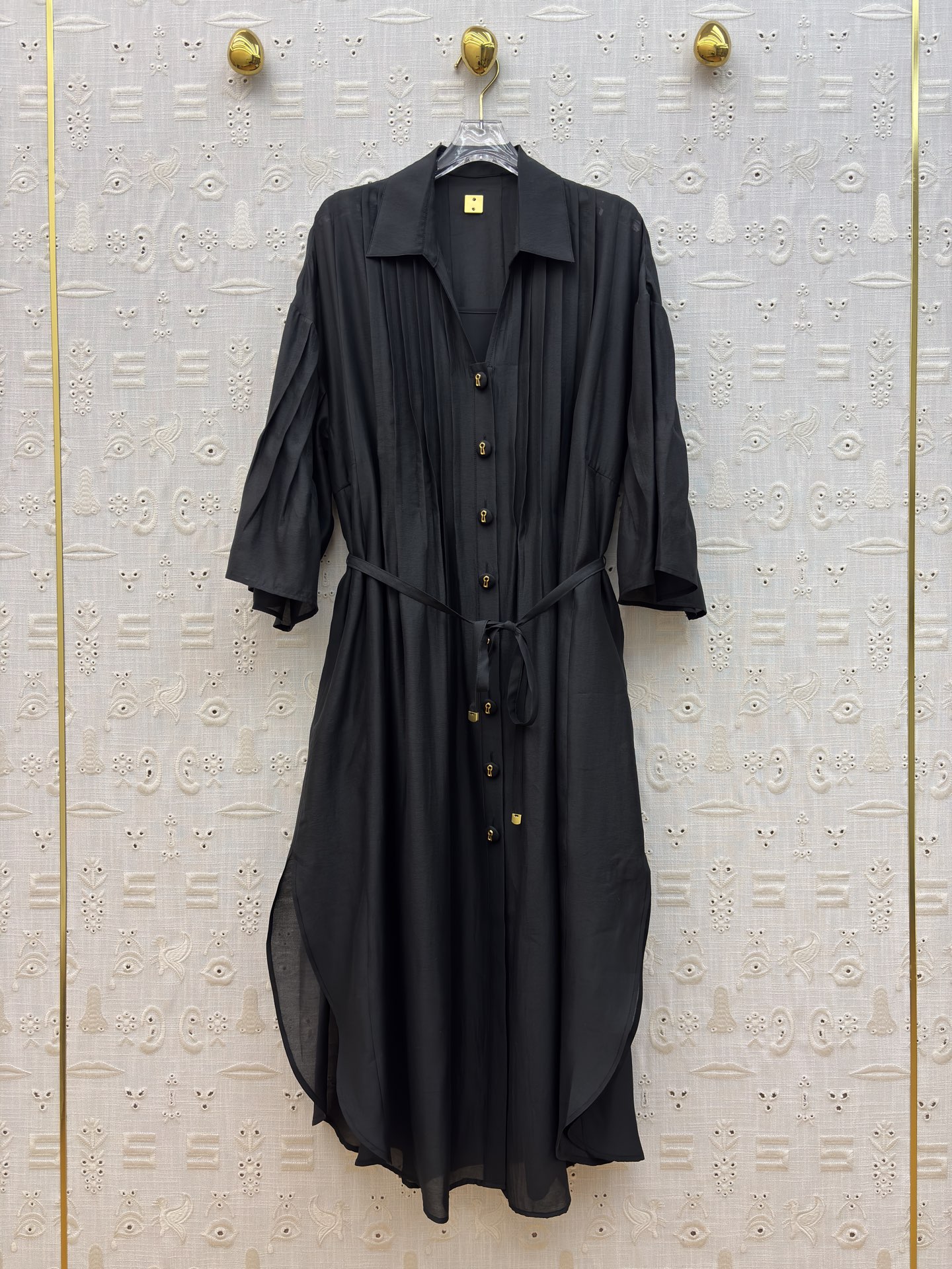 Sch两件式衬衫裙 承包整个夏天的松弛感 两色都是不费力的高级 风琴褶设计搭配同色系腰带 藏肉又显比例 