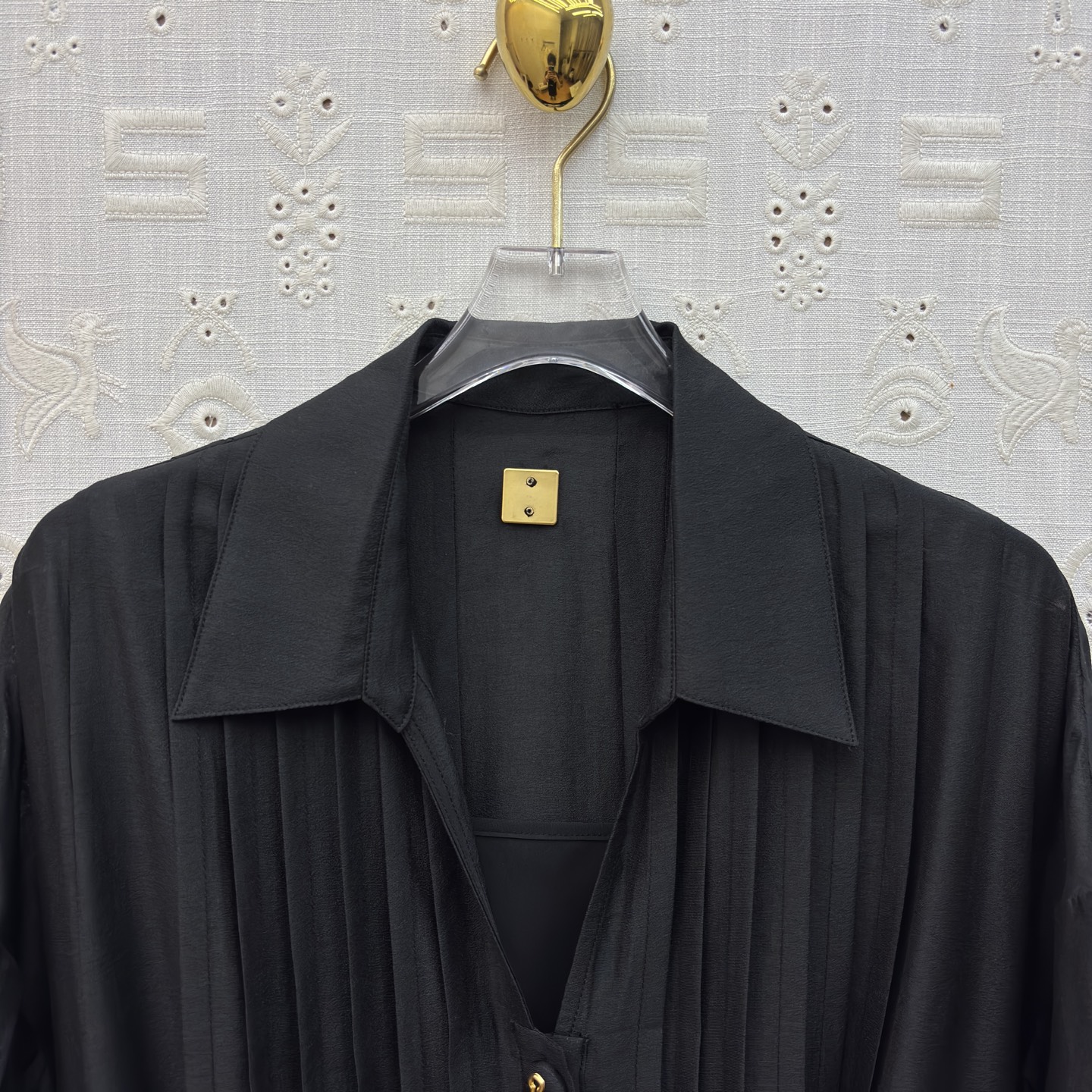 Sch两件式衬衫裙 承包整个夏天的松弛感 两色都是不费力的高级 风琴褶设计搭配同色系腰带 藏肉又显比例 