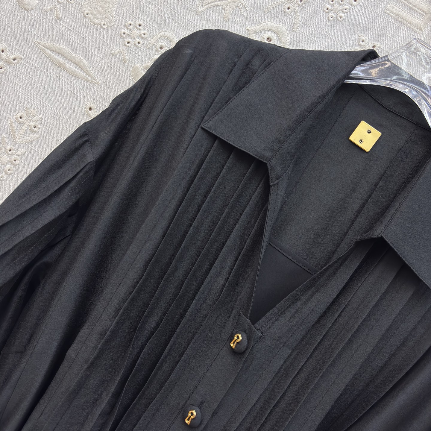 Sch两件式衬衫裙 承包整个夏天的松弛感 两色都是不费力的高级 风琴褶设计搭配同色系腰带 藏肉又显比例 