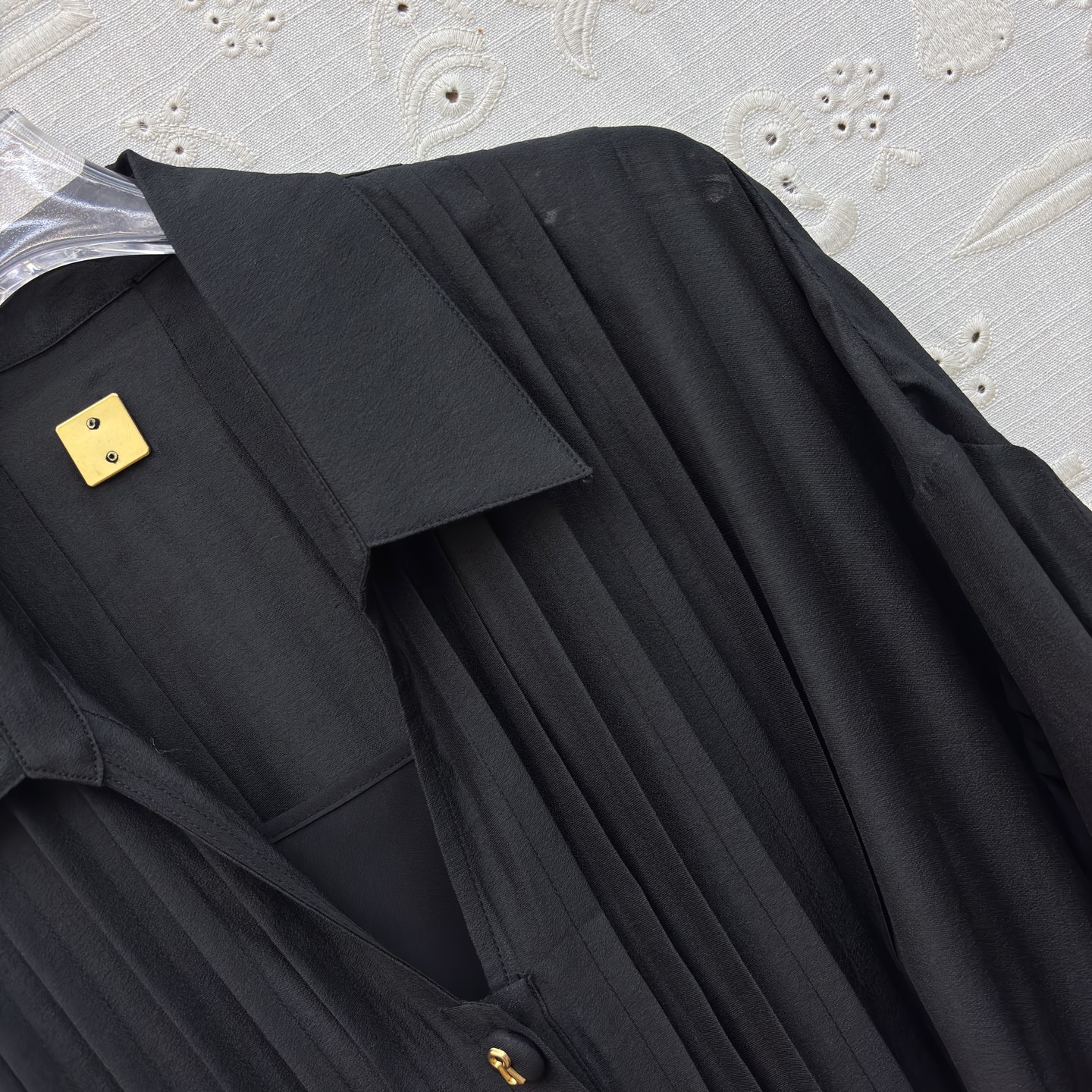 Sch两件式衬衫裙 承包整个夏天的松弛感 两色都是不费力的高级 风琴褶设计搭配同色系腰带 藏肉又显比例 