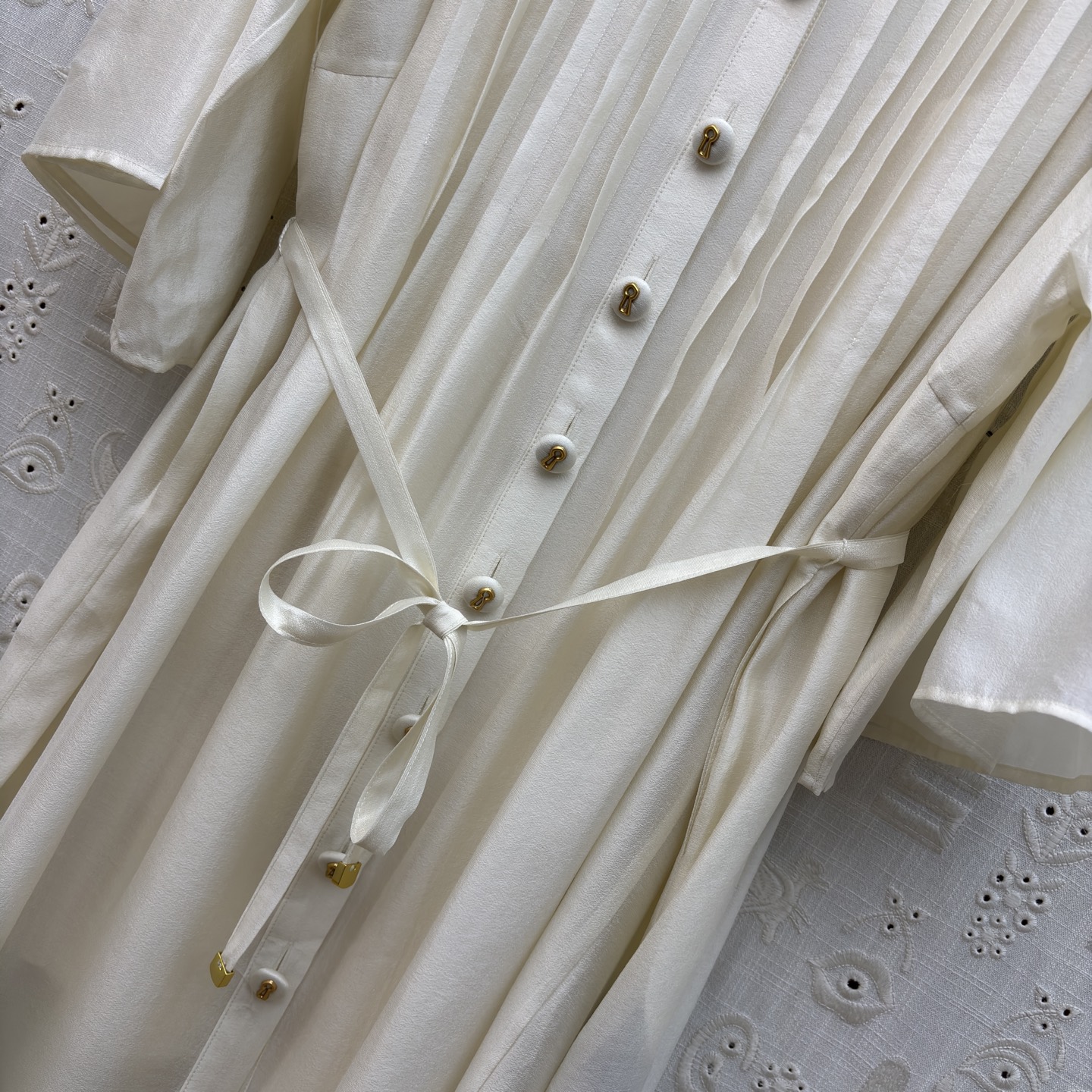 Sch两件式衬衫裙 承包整个夏天的松弛感 两色都是不费力的高级 风琴褶设计搭配同色系腰带 藏肉又显比例 