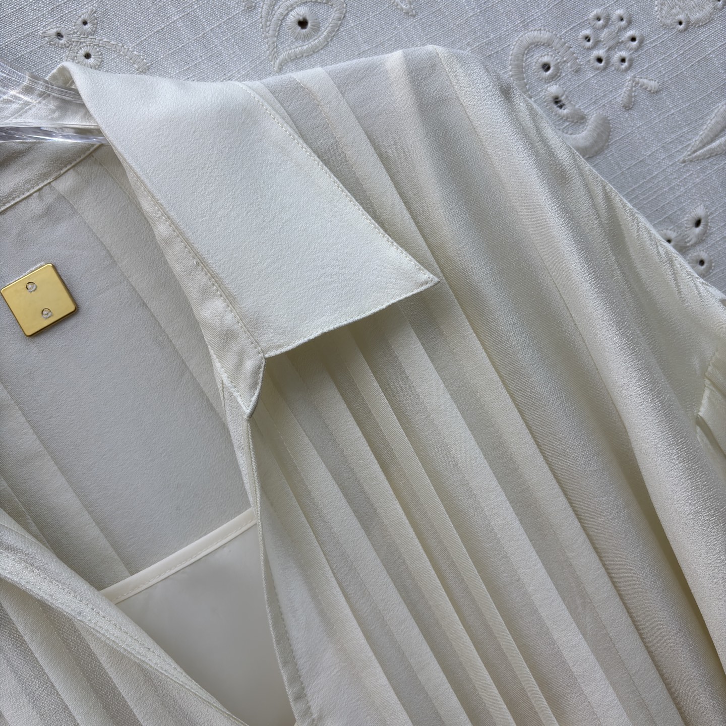 Sch两件式衬衫裙 承包整个夏天的松弛感 两色都是不费力的高级 风琴褶设计搭配同色系腰带 藏肉又显比例 