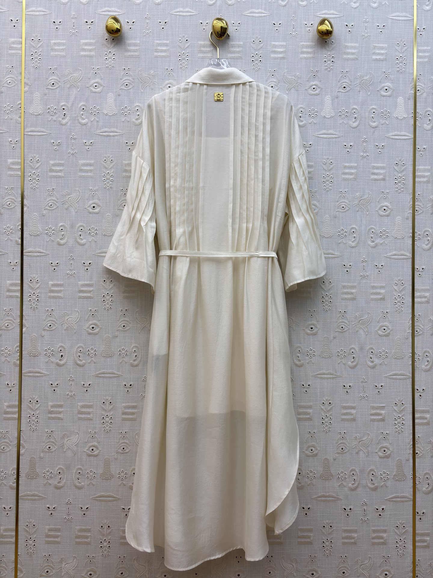 Sch两件式衬衫裙 承包整个夏天的松弛感 两色都是不费力的高级 风琴褶设计搭配同色系腰带 藏肉又显比例 