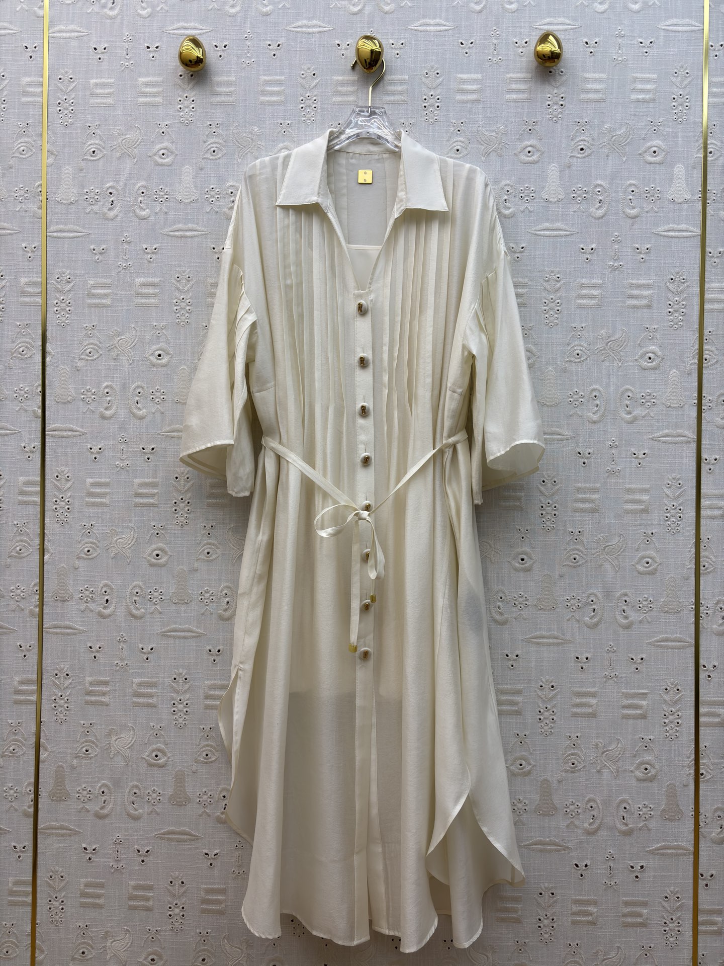 Sch两件式衬衫裙 承包整个夏天的松弛感 两色都是不费力的高级 风琴褶设计搭配同色系腰带 藏肉又显比例 