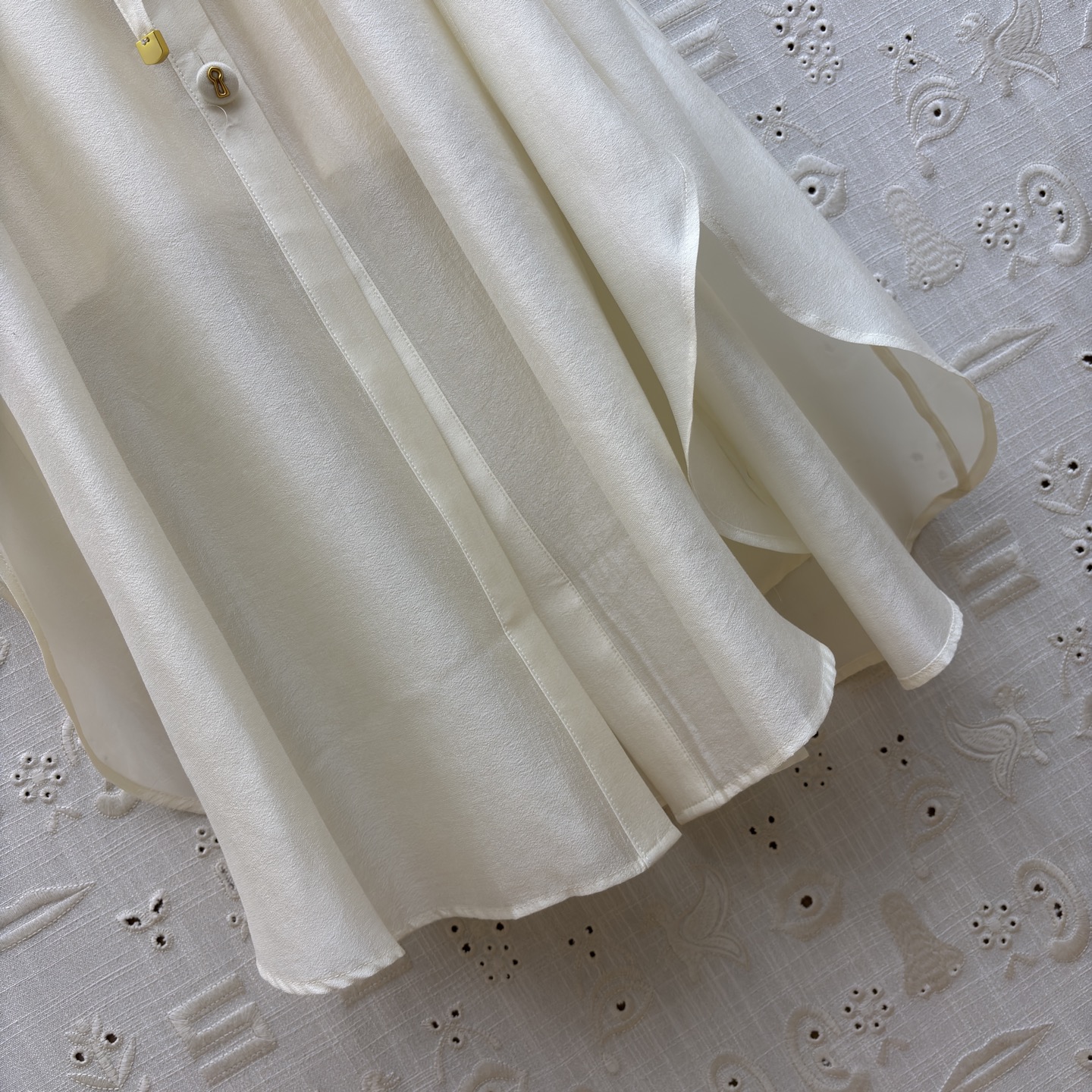 Sch两件式衬衫裙 承包整个夏天的松弛感 两色都是不费力的高级 风琴褶设计搭配同色系腰带 藏肉又显比例 