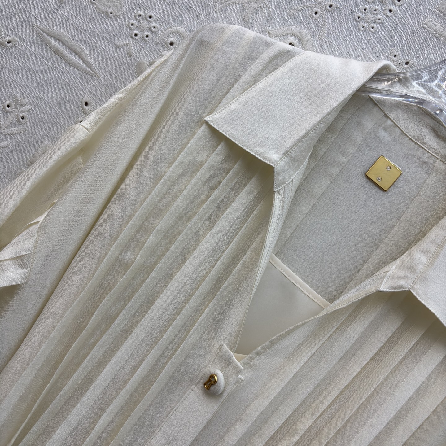 Sch两件式衬衫裙 承包整个夏天的松弛感 两色都是不费力的高级 风琴褶设计搭配同色系腰带 藏肉又显比例 