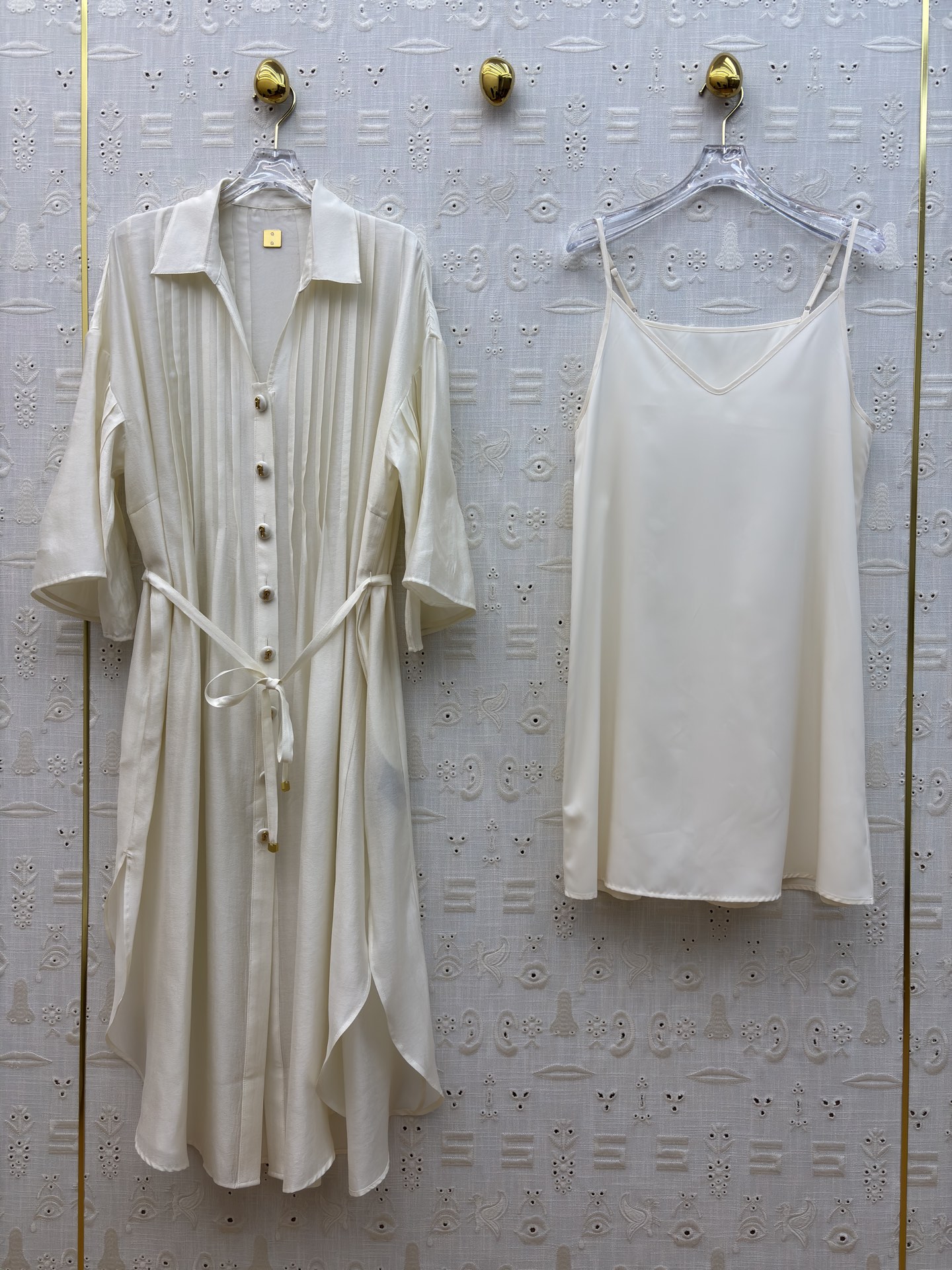 Sch两件式衬衫裙 承包整个夏天的松弛感 两色都是不费力的高级 风琴褶设计搭配同色系腰带 藏肉又显比例 