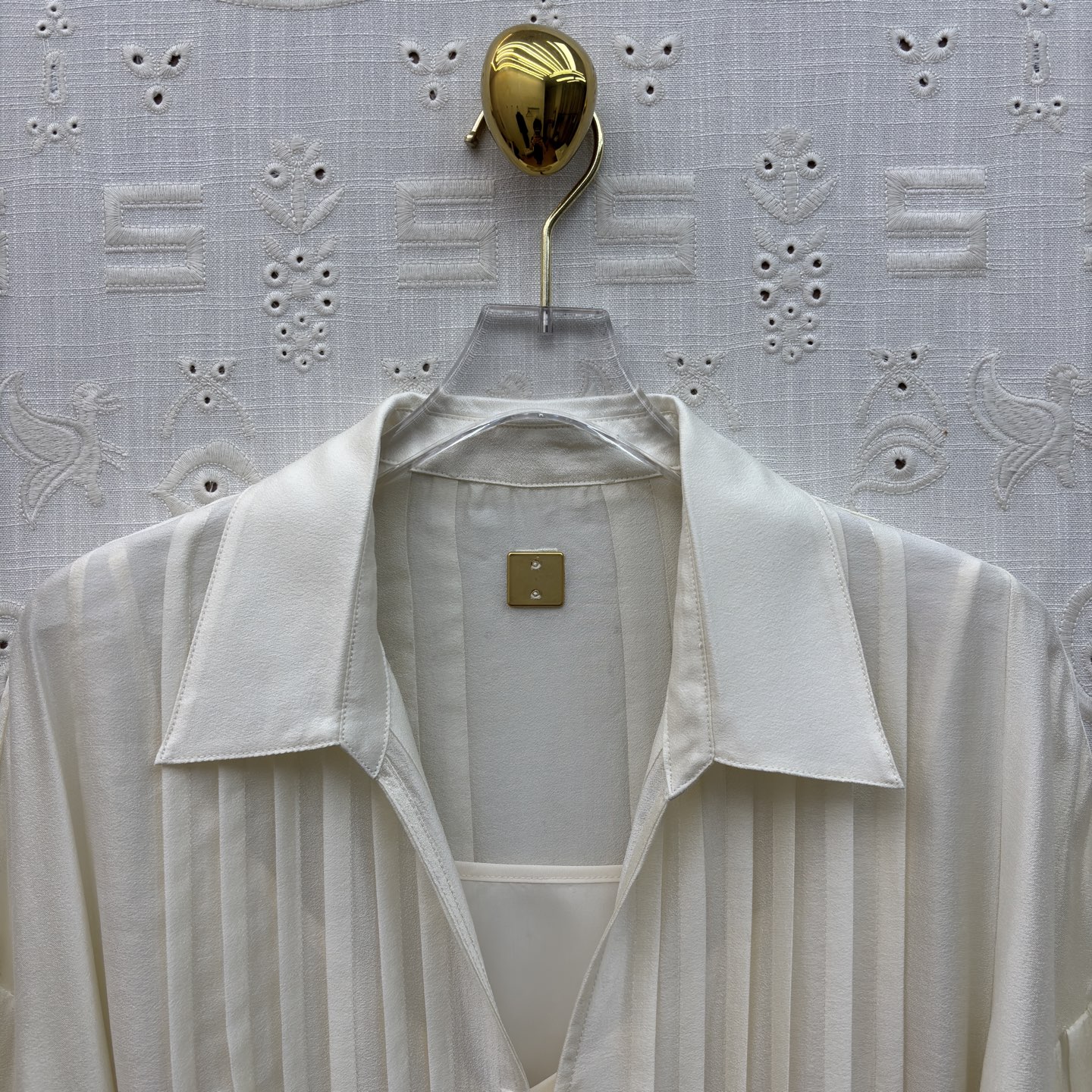 Sch两件式衬衫裙 承包整个夏天的松弛感 两色都是不费力的高级 风琴褶设计搭配同色系腰带 藏肉又显比例 