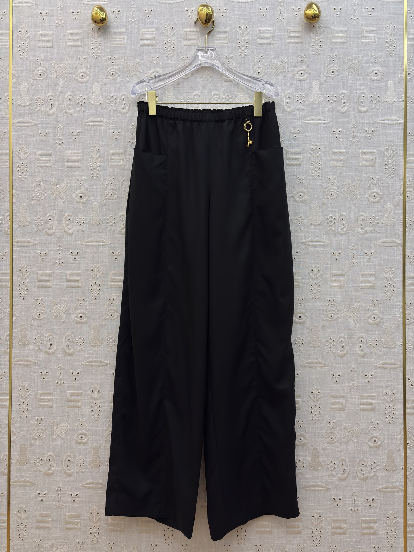 Sch高级感金扣套装 经典黑白两色 自带清冷贵气 质感顺滑垂顺 金扣细节精致点睛 衬衫利落有型 阔腿裤藏