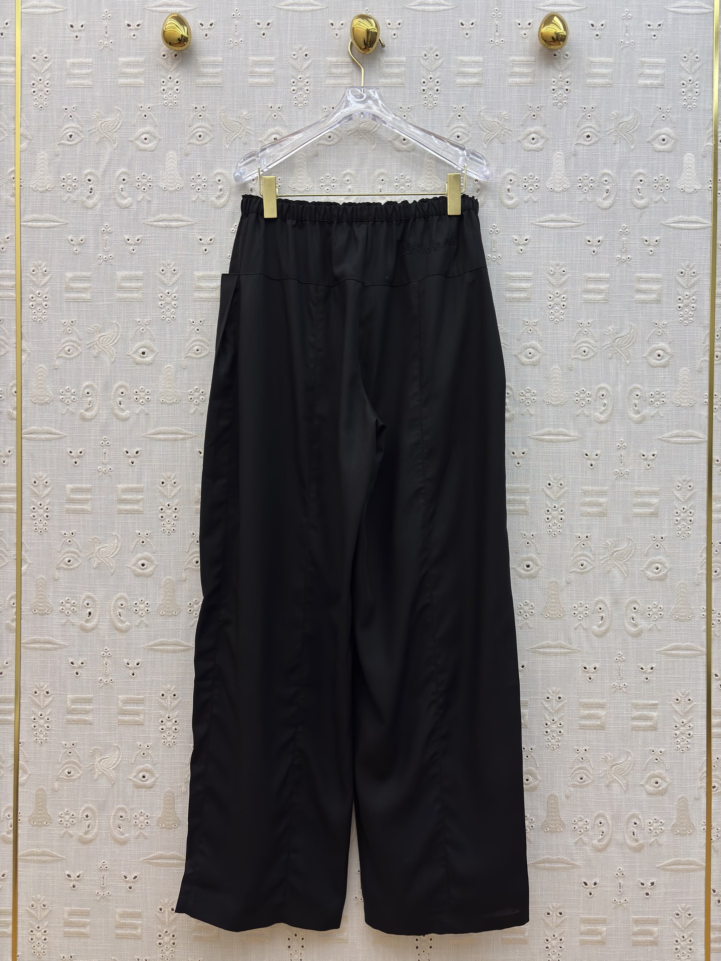 Sch高级感金扣套装 经典黑白两色 自带清冷贵气 质感顺滑垂顺 金扣细节精致点睛 衬衫利落有型 阔腿裤藏