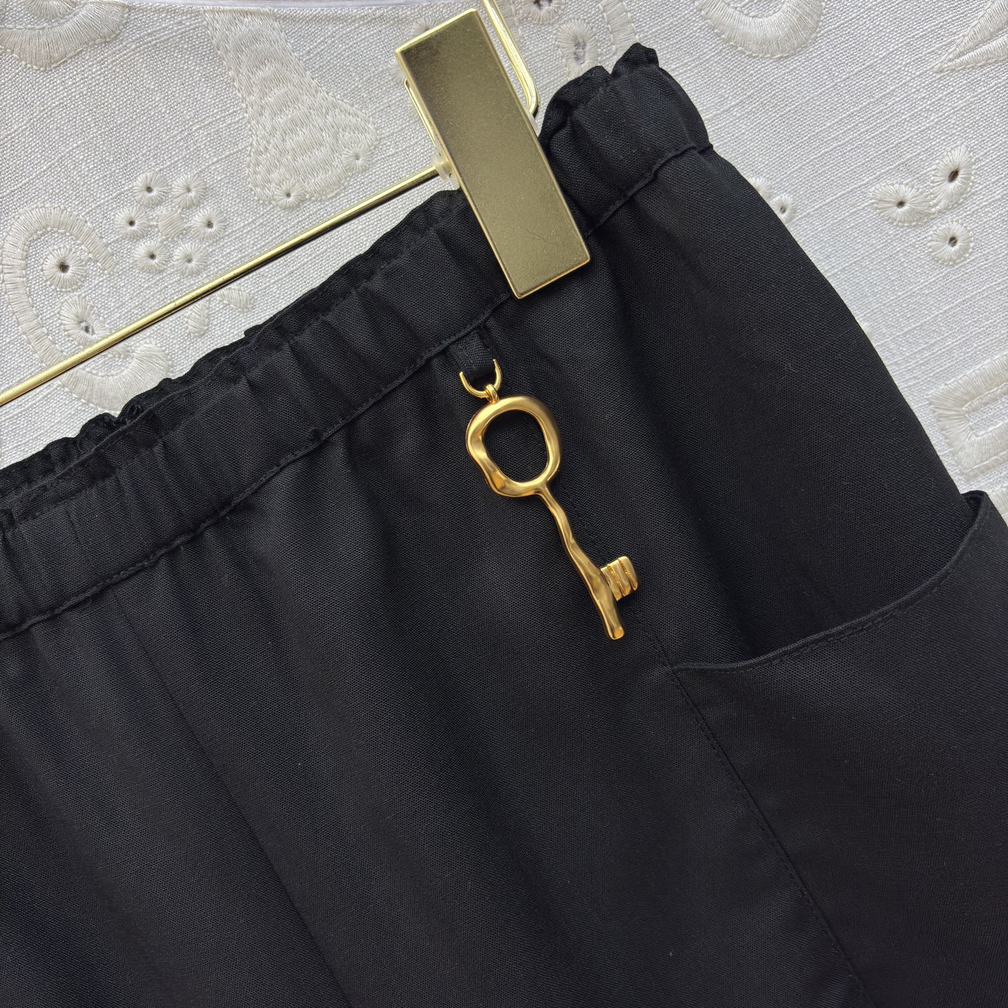 Sch高级感金扣套装 经典黑白两色 自带清冷贵气 质感顺滑垂顺 金扣细节精致点睛 衬衫利落有型 阔腿裤藏