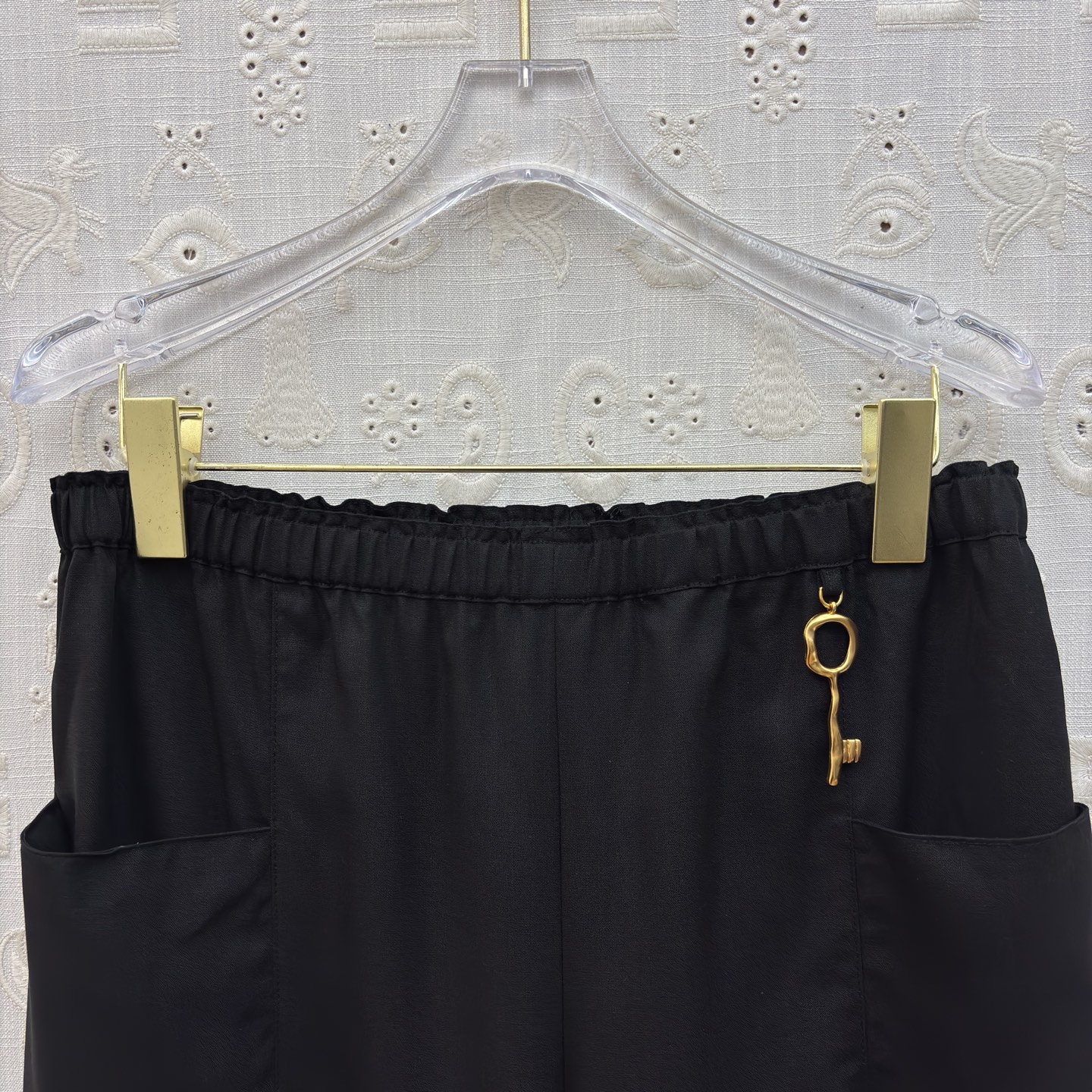 Sch高级感金扣套装 经典黑白两色 自带清冷贵气 质感顺滑垂顺 金扣细节精致点睛 衬衫利落有型 阔腿裤藏