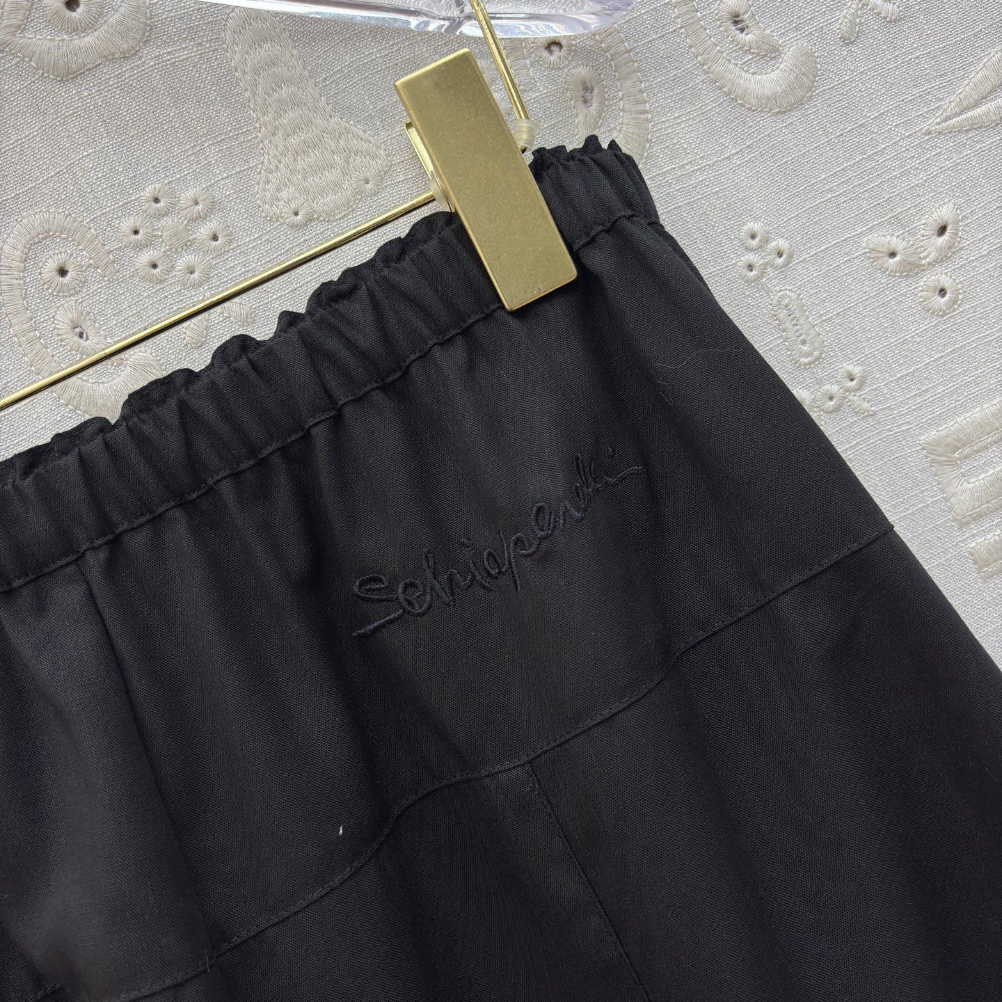 Sch高级感金扣套装 经典黑白两色 自带清冷贵气 质感顺滑垂顺 金扣细节精致点睛 衬衫利落有型 阔腿裤藏