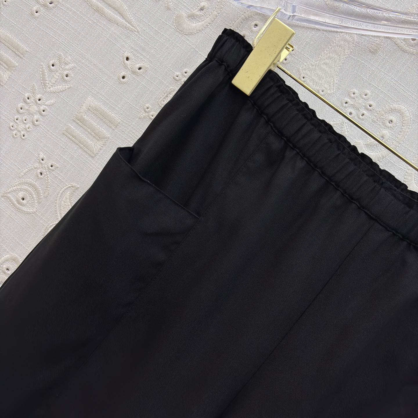 Sch高级感金扣套装 经典黑白两色 自带清冷贵气 质感顺滑垂顺 金扣细节精致点睛 衬衫利落有型 阔腿裤藏