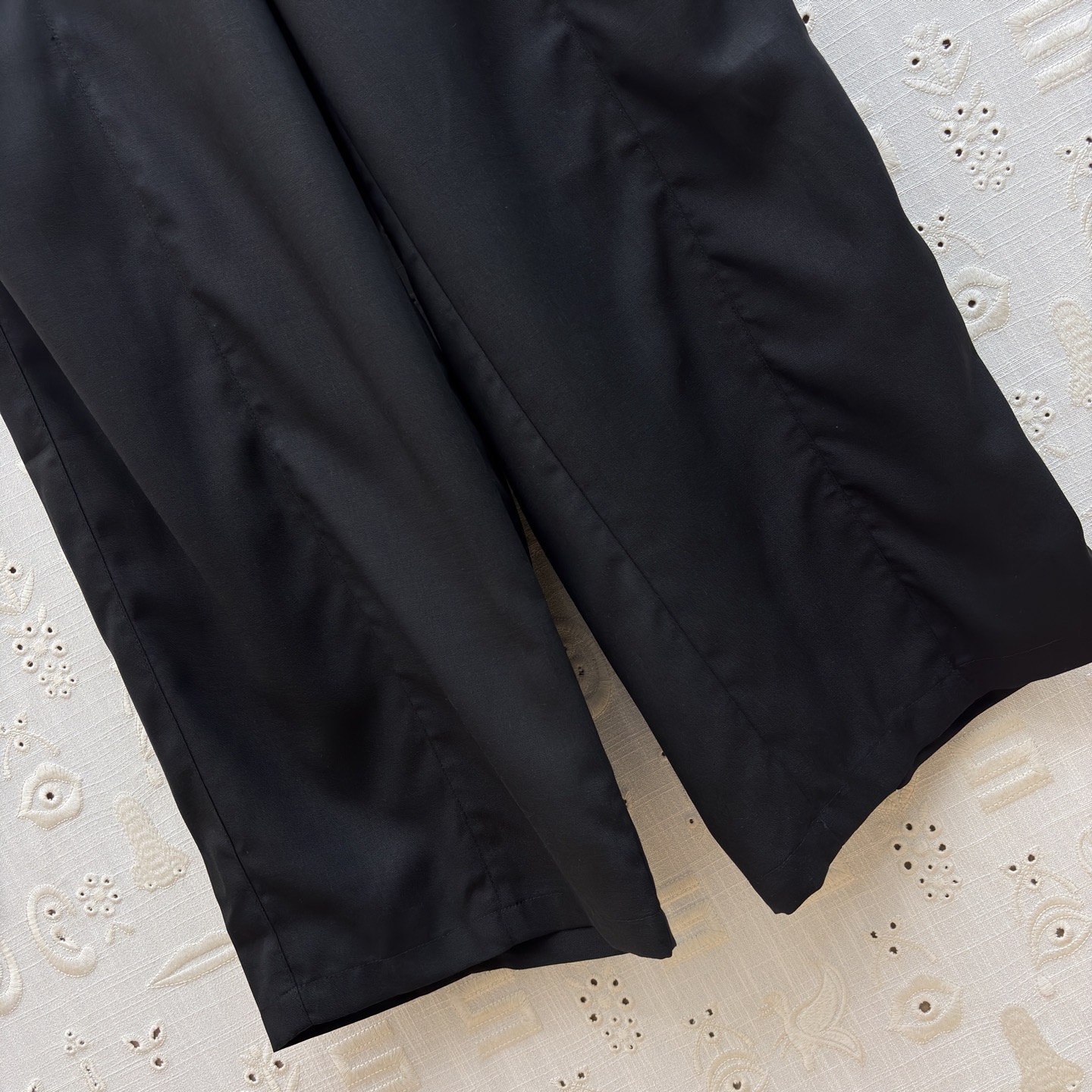 Sch高级感金扣套装 经典黑白两色 自带清冷贵气 质感顺滑垂顺 金扣细节精致点睛 衬衫利落有型 阔腿裤藏