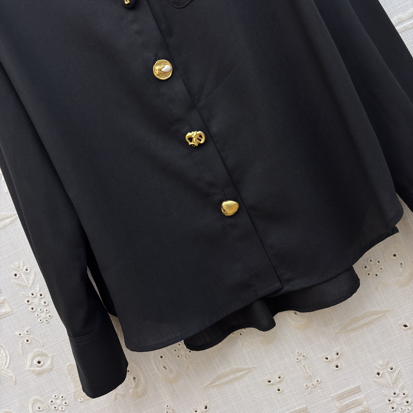 Sch高级感金扣套装 经典黑白两色 自带清冷贵气 质感顺滑垂顺 金扣细节精致点睛 衬衫利落有型 阔腿裤藏