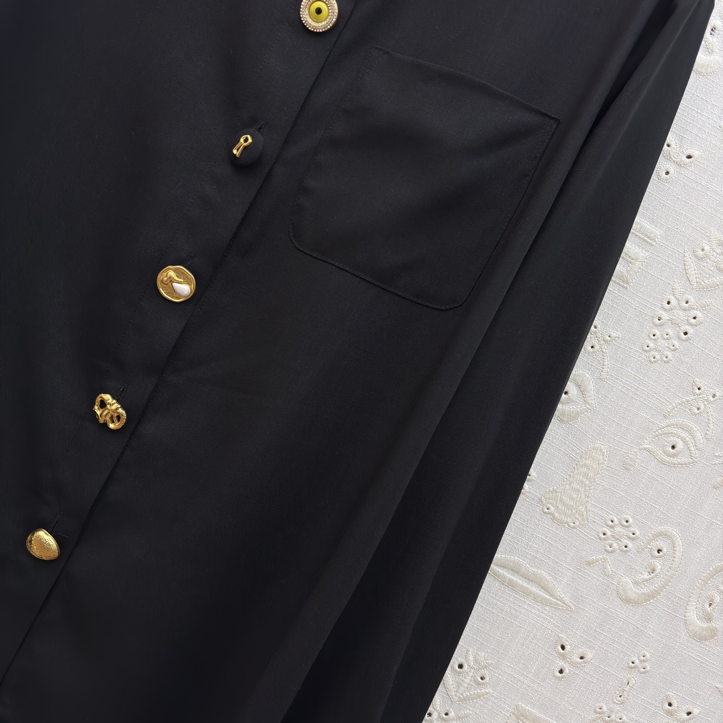 Sch高级感金扣套装 经典黑白两色 自带清冷贵气 质感顺滑垂顺 金扣细节精致点睛 衬衫利落有型 阔腿裤藏