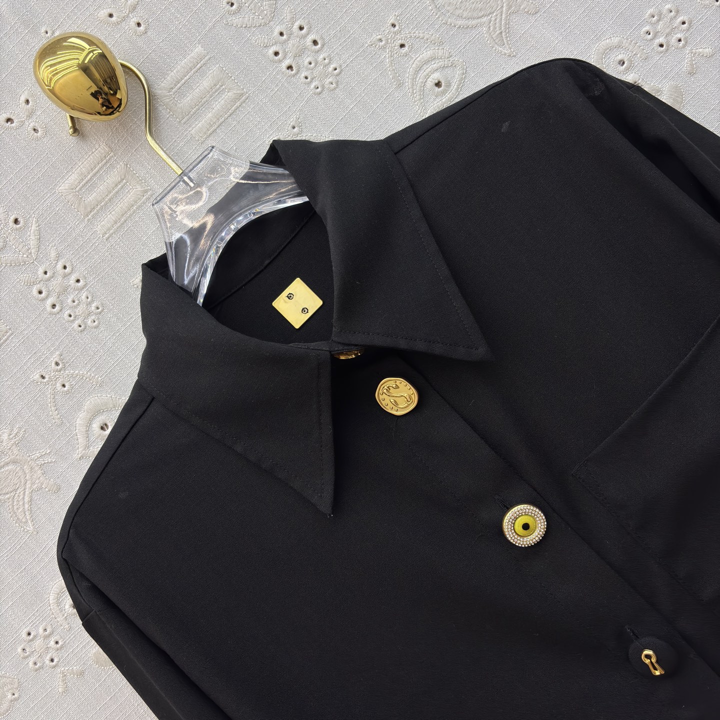 Sch高级感金扣套装 经典黑白两色 自带清冷贵气 质感顺滑垂顺 金扣细节精致点睛 衬衫利落有型 阔腿裤藏