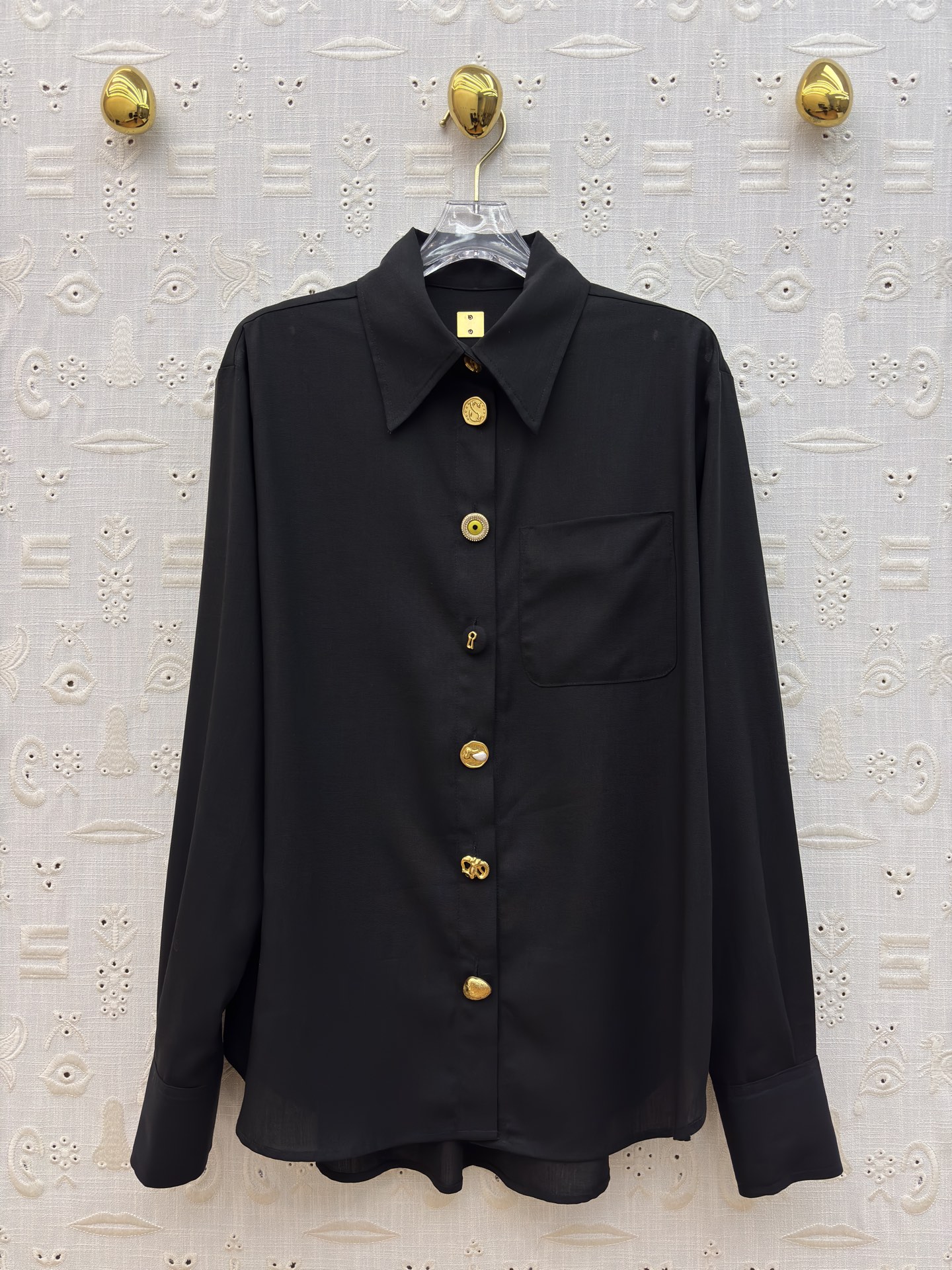 Sch高级感金扣套装 经典黑白两色 自带清冷贵气 质感顺滑垂顺 金扣细节精致点睛 衬衫利落有型 阔腿裤藏