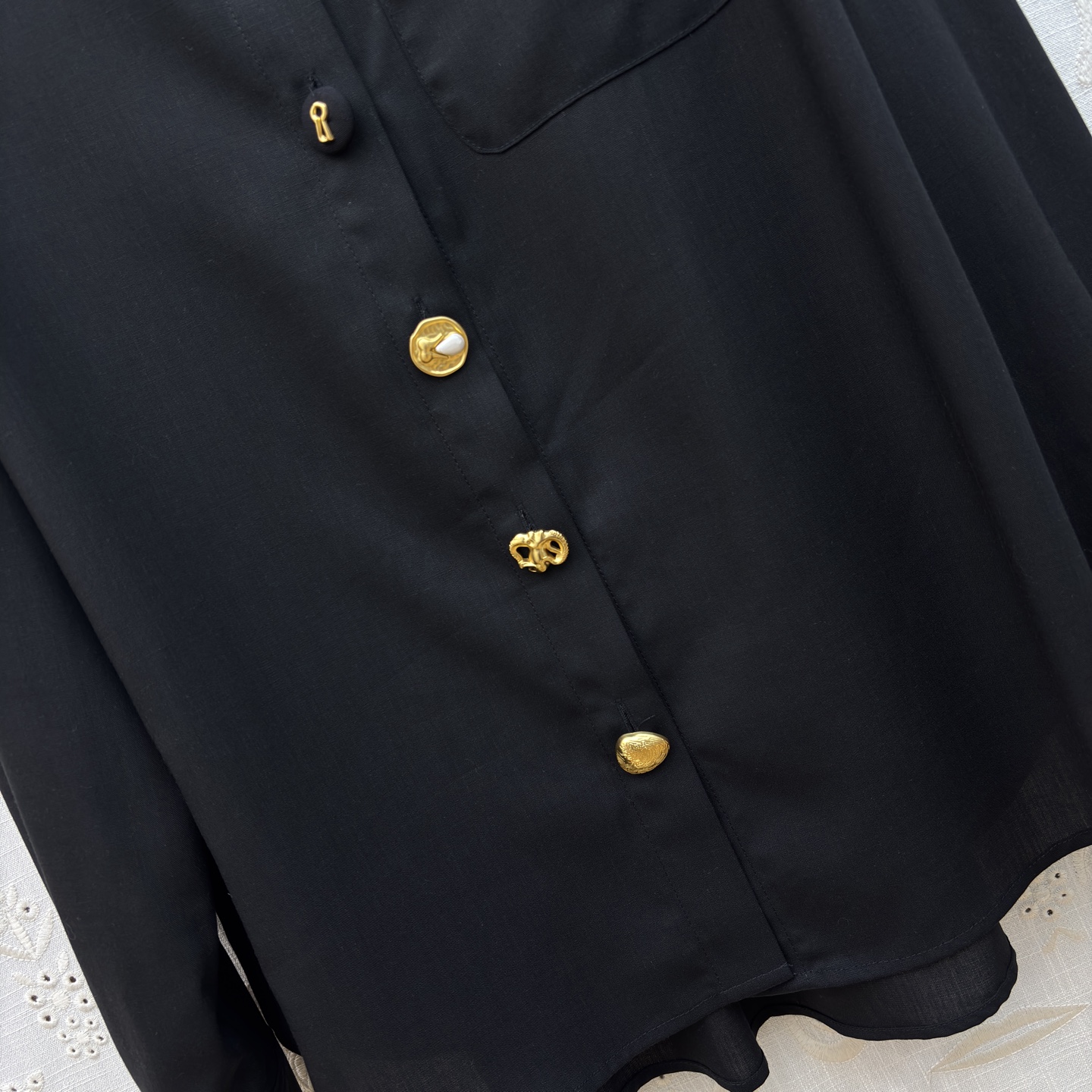 Sch高级感金扣套装 经典黑白两色 自带清冷贵气 质感顺滑垂顺 金扣细节精致点睛 衬衫利落有型 阔腿裤藏