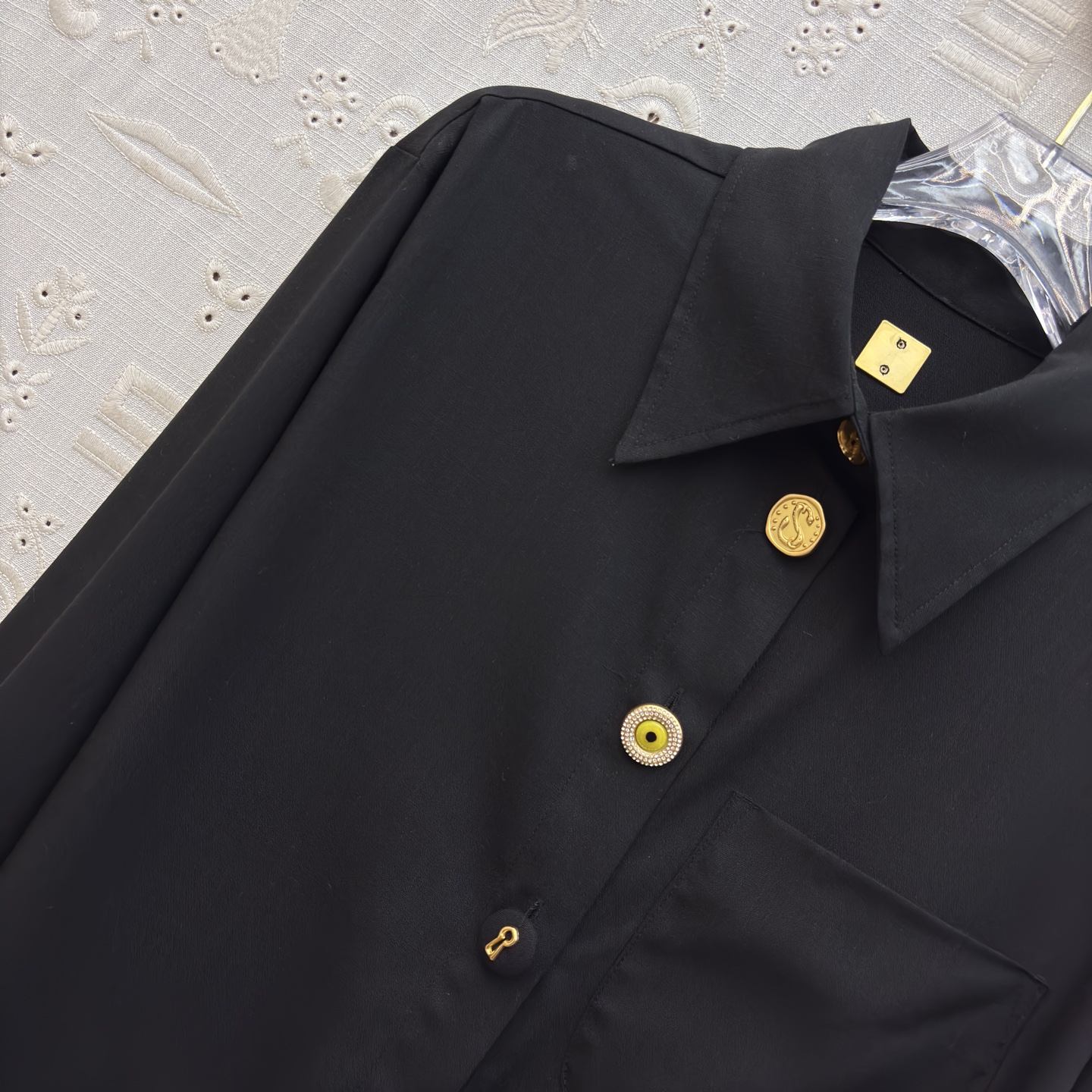 Sch高级感金扣套装 经典黑白两色 自带清冷贵气 质感顺滑垂顺 金扣细节精致点睛 衬衫利落有型 阔腿裤藏