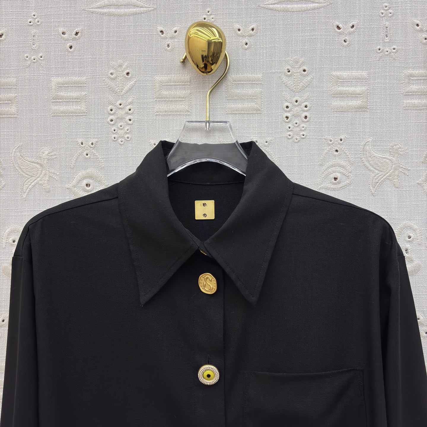 Sch高级感金扣套装 经典黑白两色 自带清冷贵气 质感顺滑垂顺 金扣细节精致点睛 衬衫利落有型 阔腿裤藏