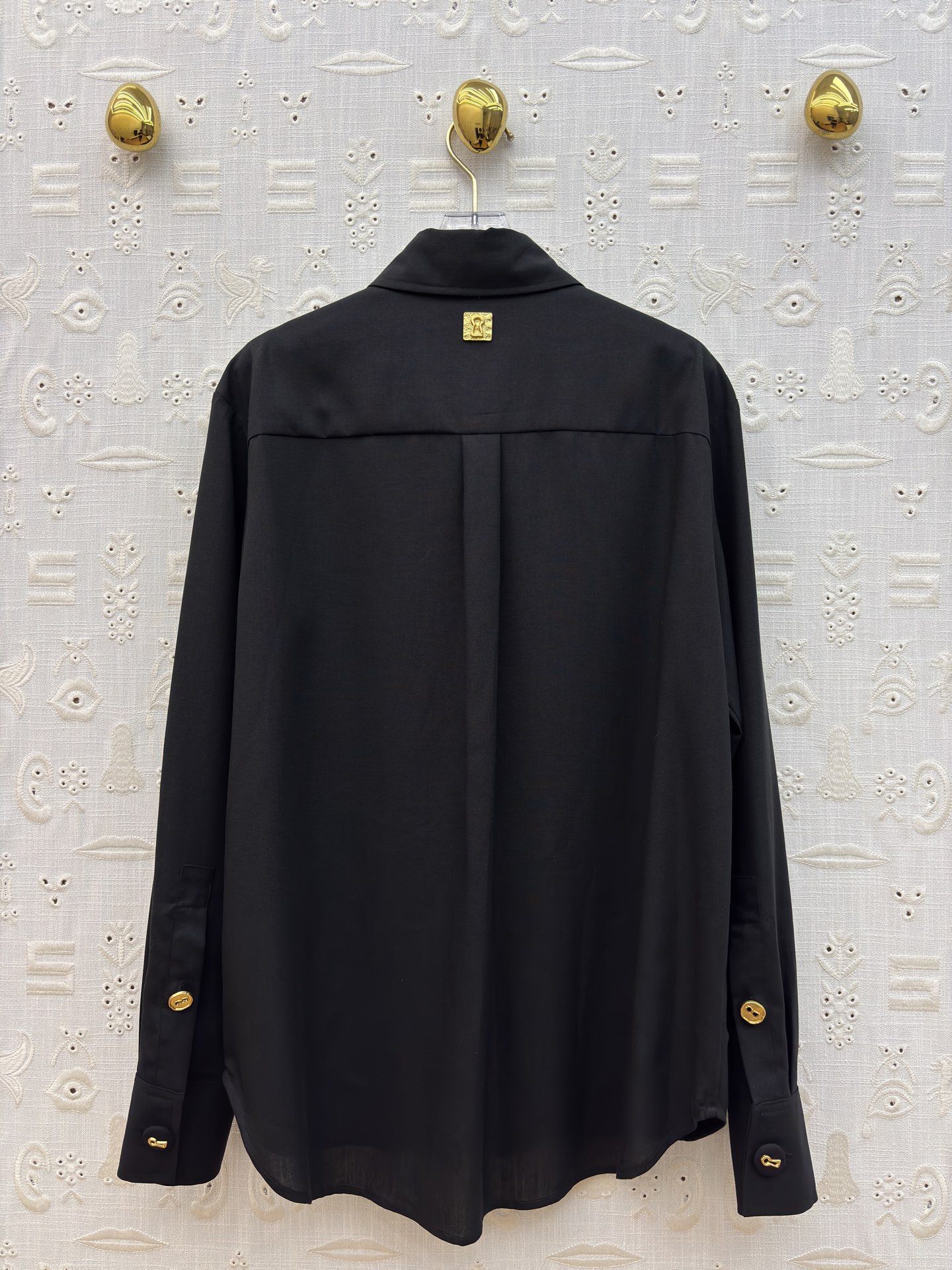 Sch高级感金扣套装 经典黑白两色 自带清冷贵气 质感顺滑垂顺 金扣细节精致点睛 衬衫利落有型 阔腿裤藏