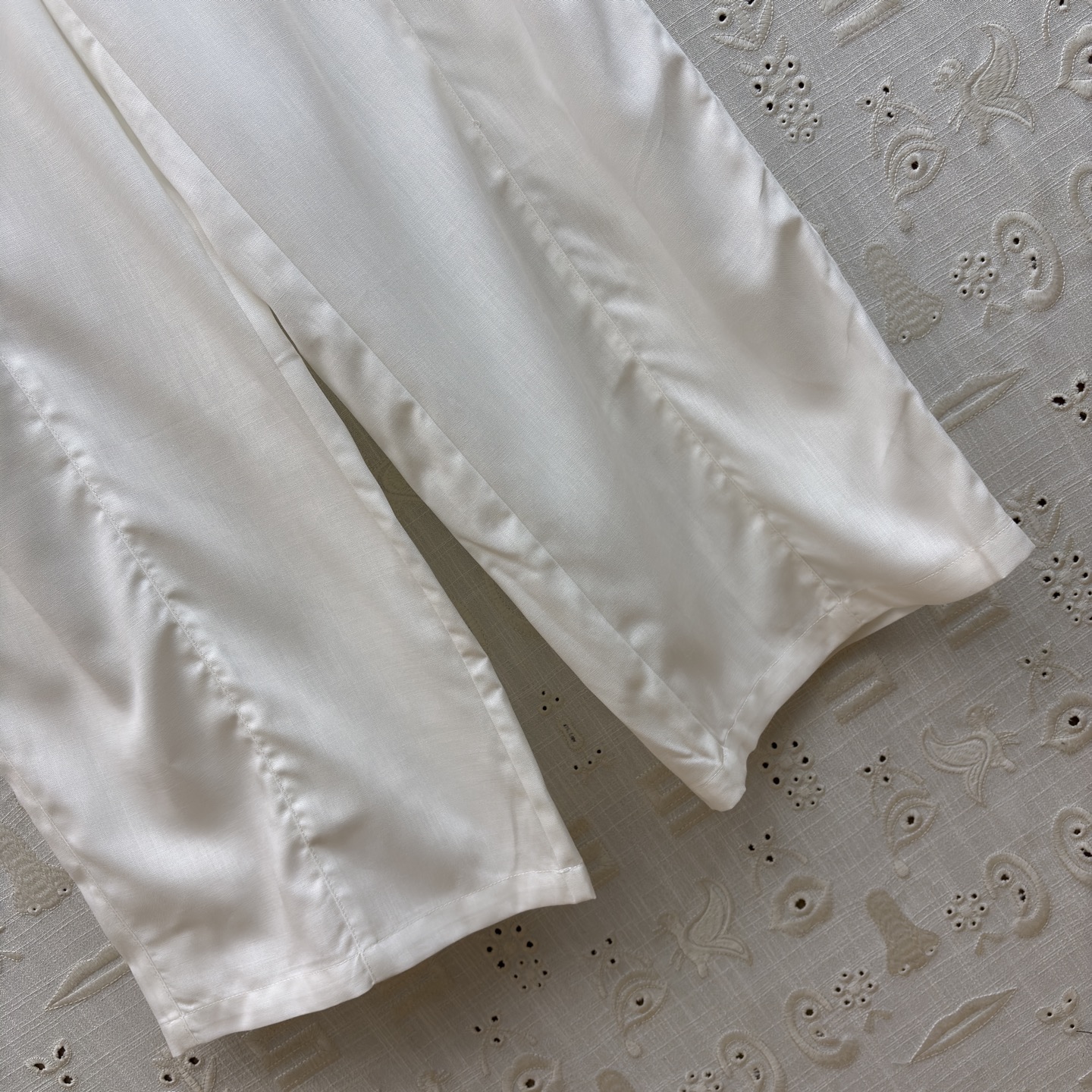 Sch高级感金扣套装 经典黑白两色 自带清冷贵气 质感顺滑垂顺 金扣细节精致点睛 衬衫利落有型 阔腿裤藏