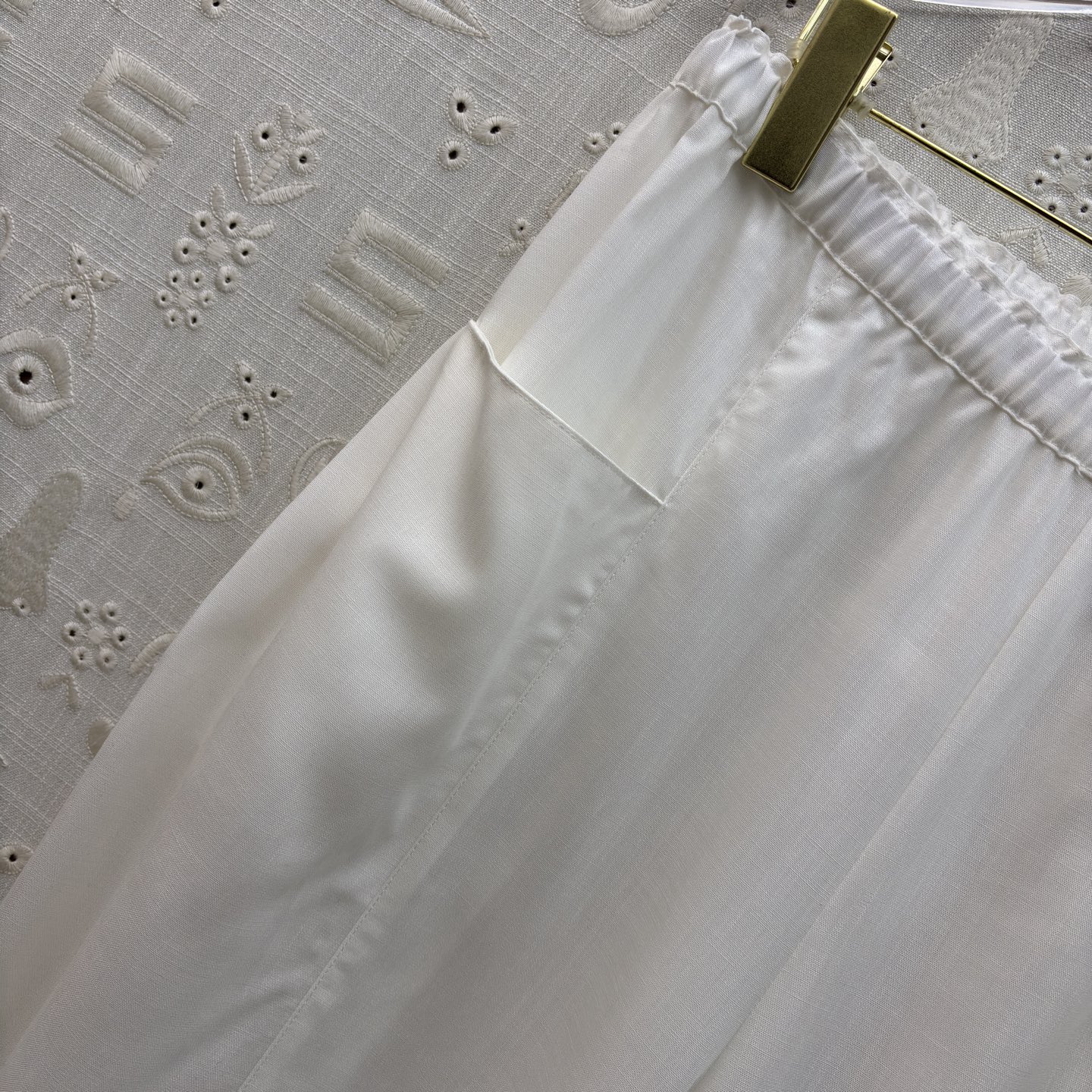 Sch高级感金扣套装 经典黑白两色 自带清冷贵气 质感顺滑垂顺 金扣细节精致点睛 衬衫利落有型 阔腿裤藏