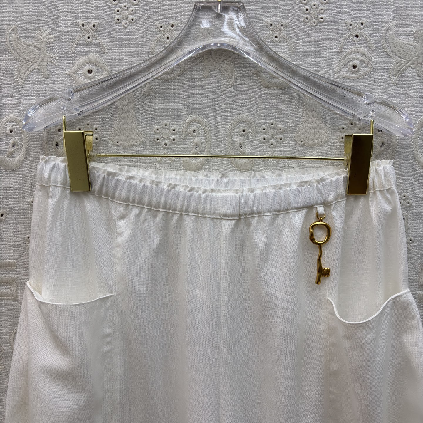 Sch高级感金扣套装 经典黑白两色 自带清冷贵气 质感顺滑垂顺 金扣细节精致点睛 衬衫利落有型 阔腿裤藏