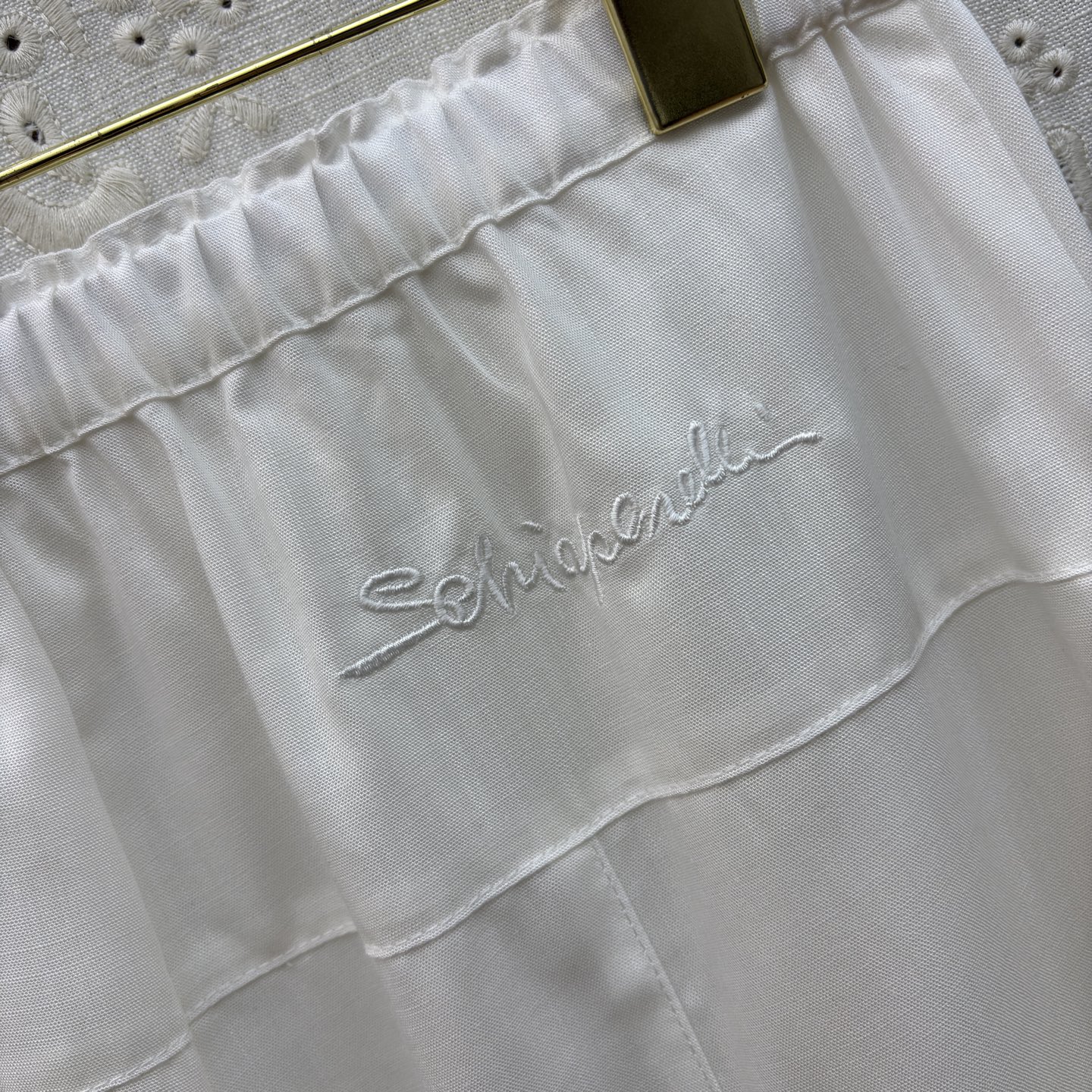 Sch高级感金扣套装 经典黑白两色 自带清冷贵气 质感顺滑垂顺 金扣细节精致点睛 衬衫利落有型 阔腿裤藏