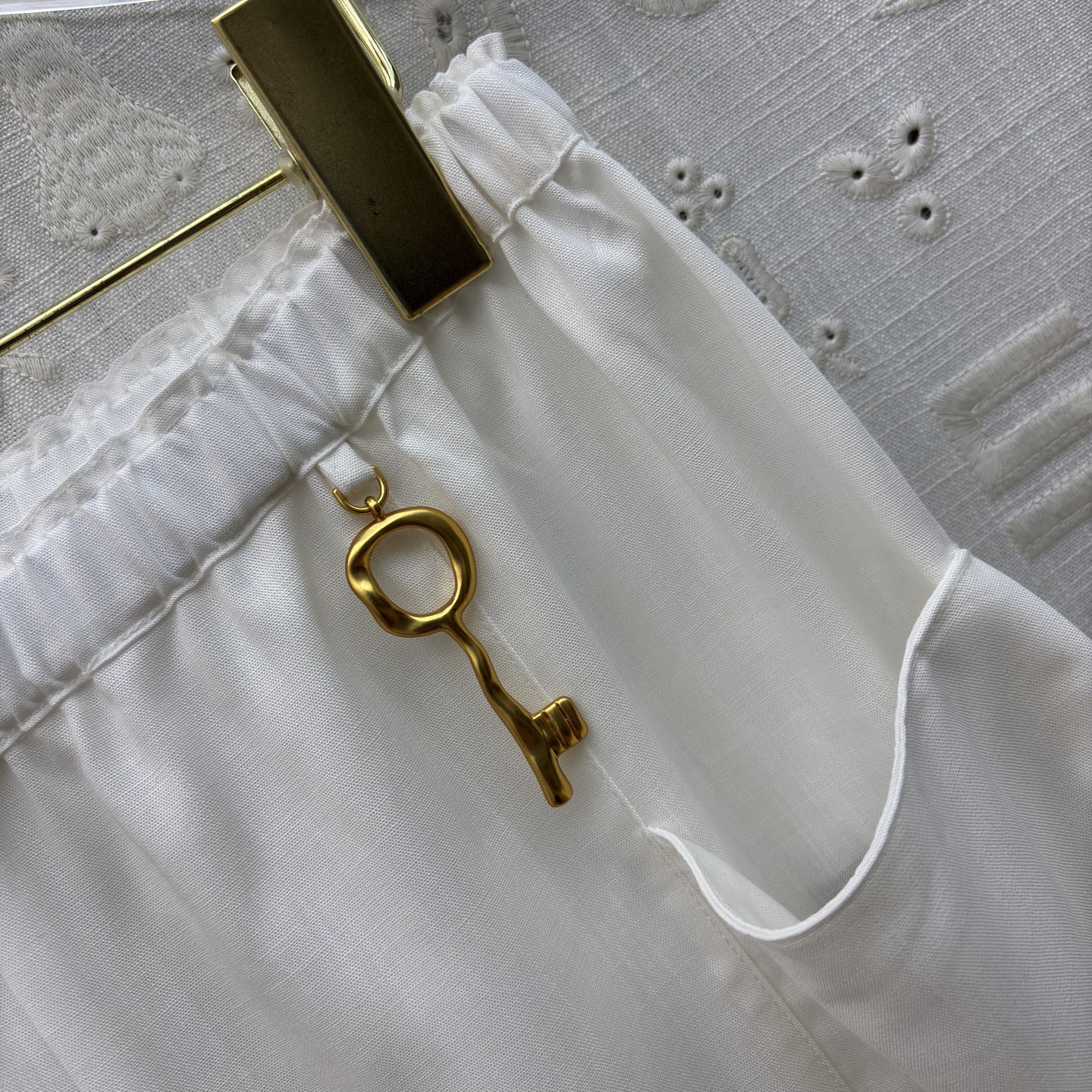 Sch高级感金扣套装 经典黑白两色 自带清冷贵气 质感顺滑垂顺 金扣细节精致点睛 衬衫利落有型 阔腿裤藏