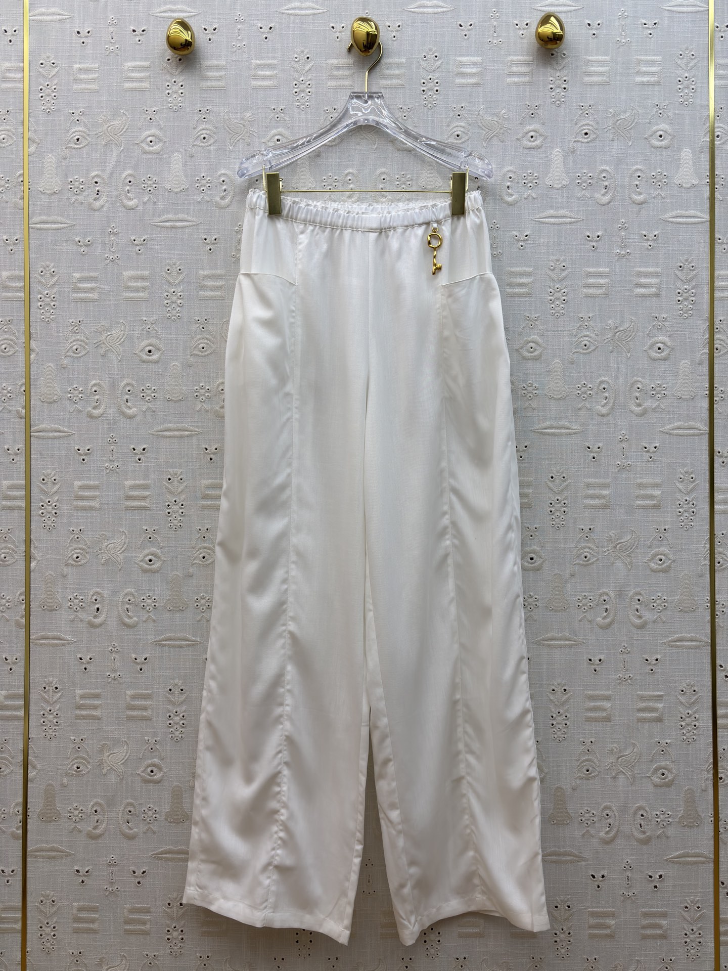 Sch高级感金扣套装 经典黑白两色 自带清冷贵气 质感顺滑垂顺 金扣细节精致点睛 衬衫利落有型 阔腿裤藏