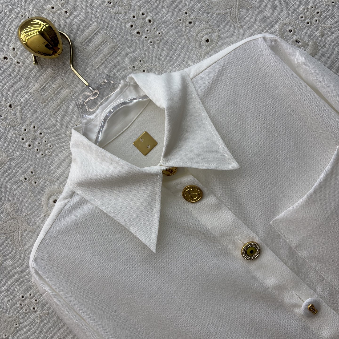 Sch高级感金扣套装 经典黑白两色 自带清冷贵气 质感顺滑垂顺 金扣细节精致点睛 衬衫利落有型 阔腿裤藏