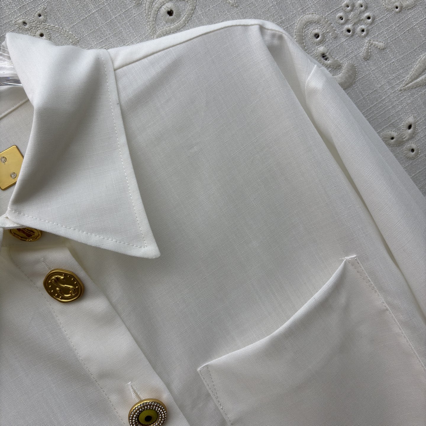 Sch高级感金扣套装 经典黑白两色 自带清冷贵气 质感顺滑垂顺 金扣细节精致点睛 衬衫利落有型 阔腿裤藏