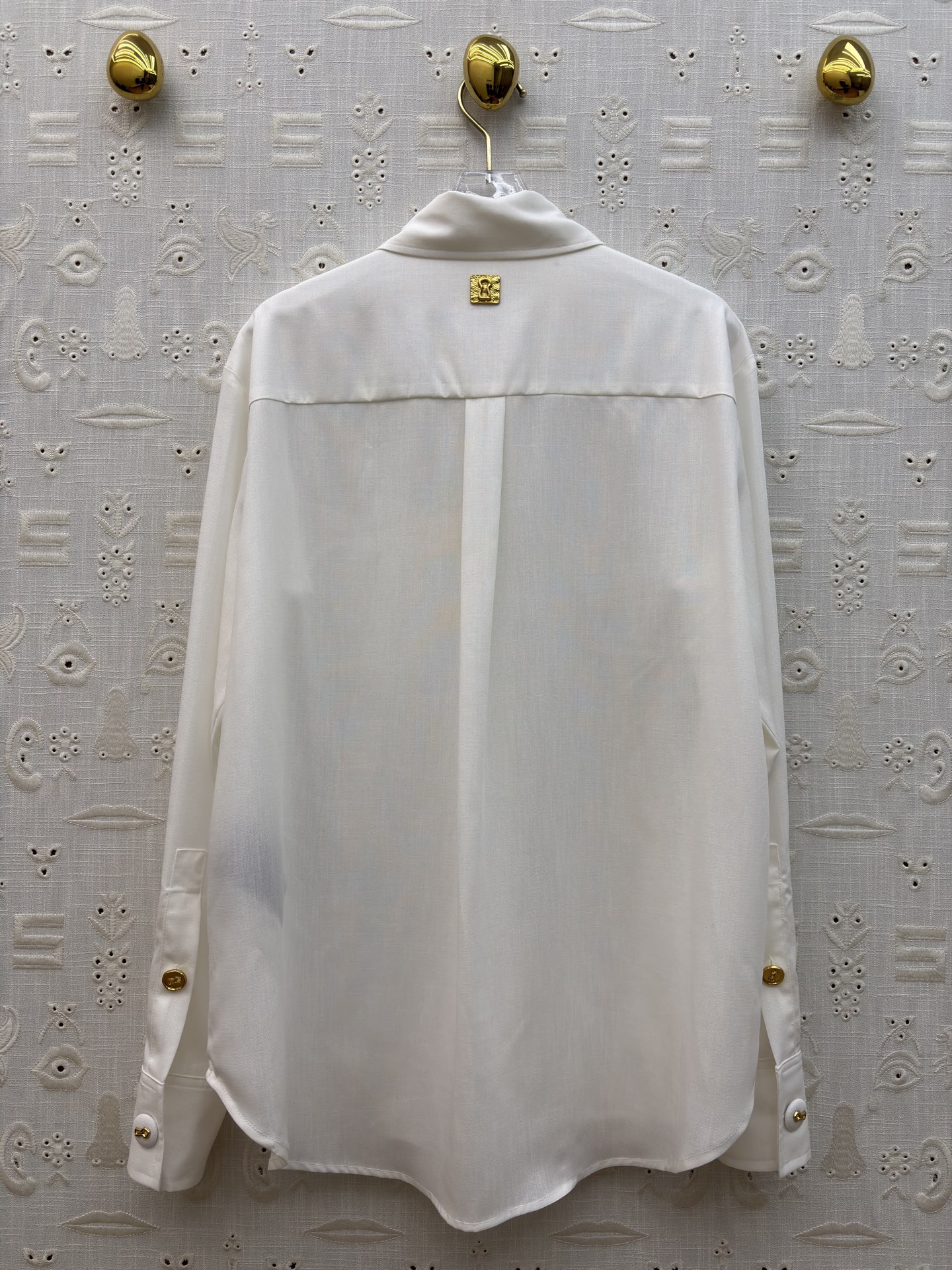 Sch高级感金扣套装 经典黑白两色 自带清冷贵气 质感顺滑垂顺 金扣细节精致点睛 衬衫利落有型 阔腿裤藏