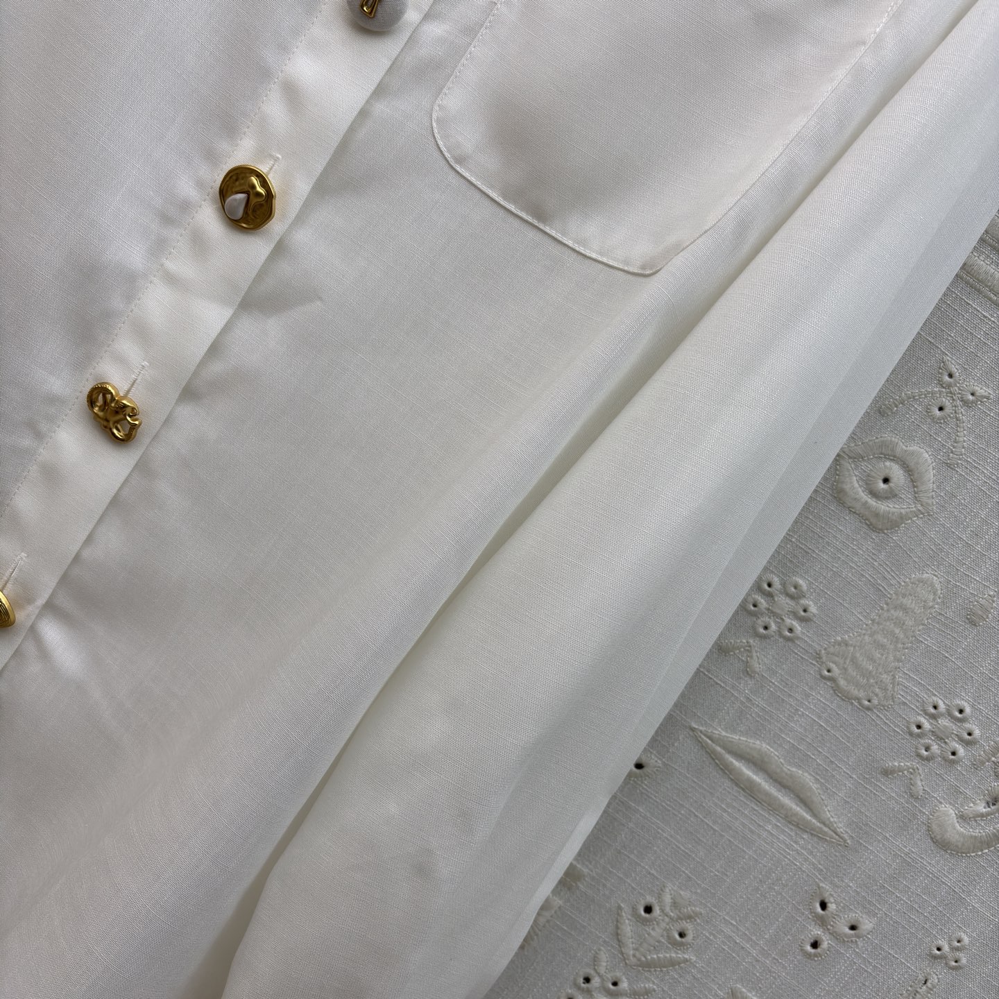 Sch高级感金扣套装 经典黑白两色 自带清冷贵气 质感顺滑垂顺 金扣细节精致点睛 衬衫利落有型 阔腿裤藏